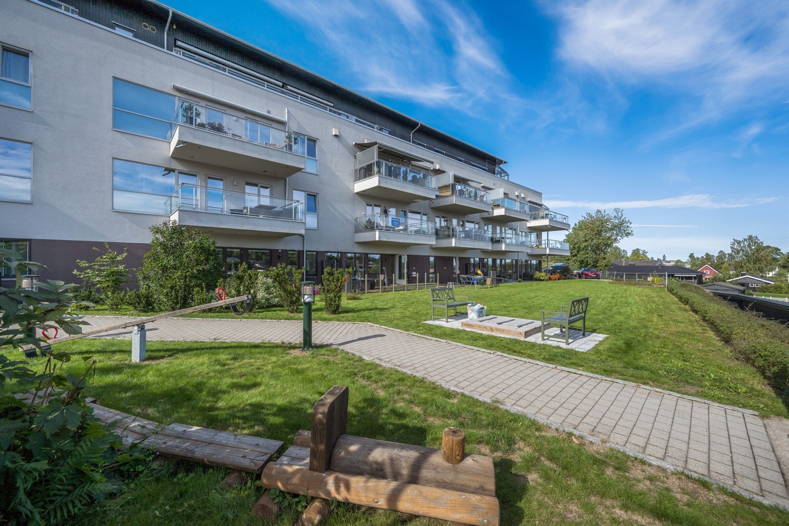 Eikekollen Boligsameie har pent opparbeidet eiendom med bl.a. liten lekeplass, felles utendørs samlingsplass, låsbare sykkelboder og bod til sameiets redskap. Galleribilde