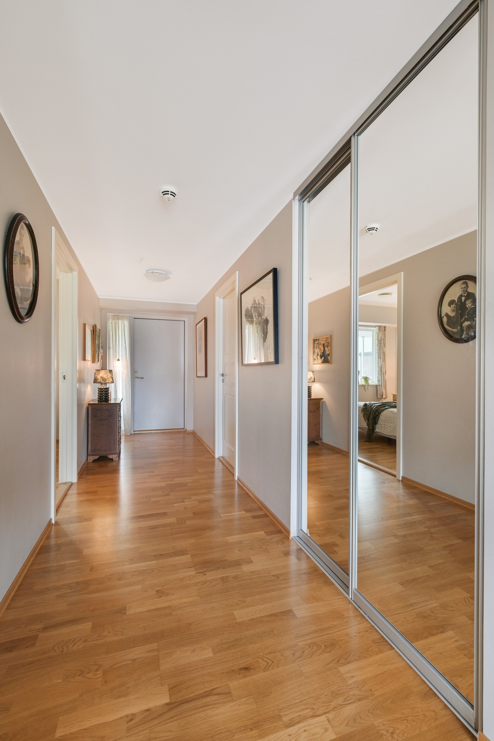 Stor gang med praktisk skyvedørsgarderobe. Galleribilde