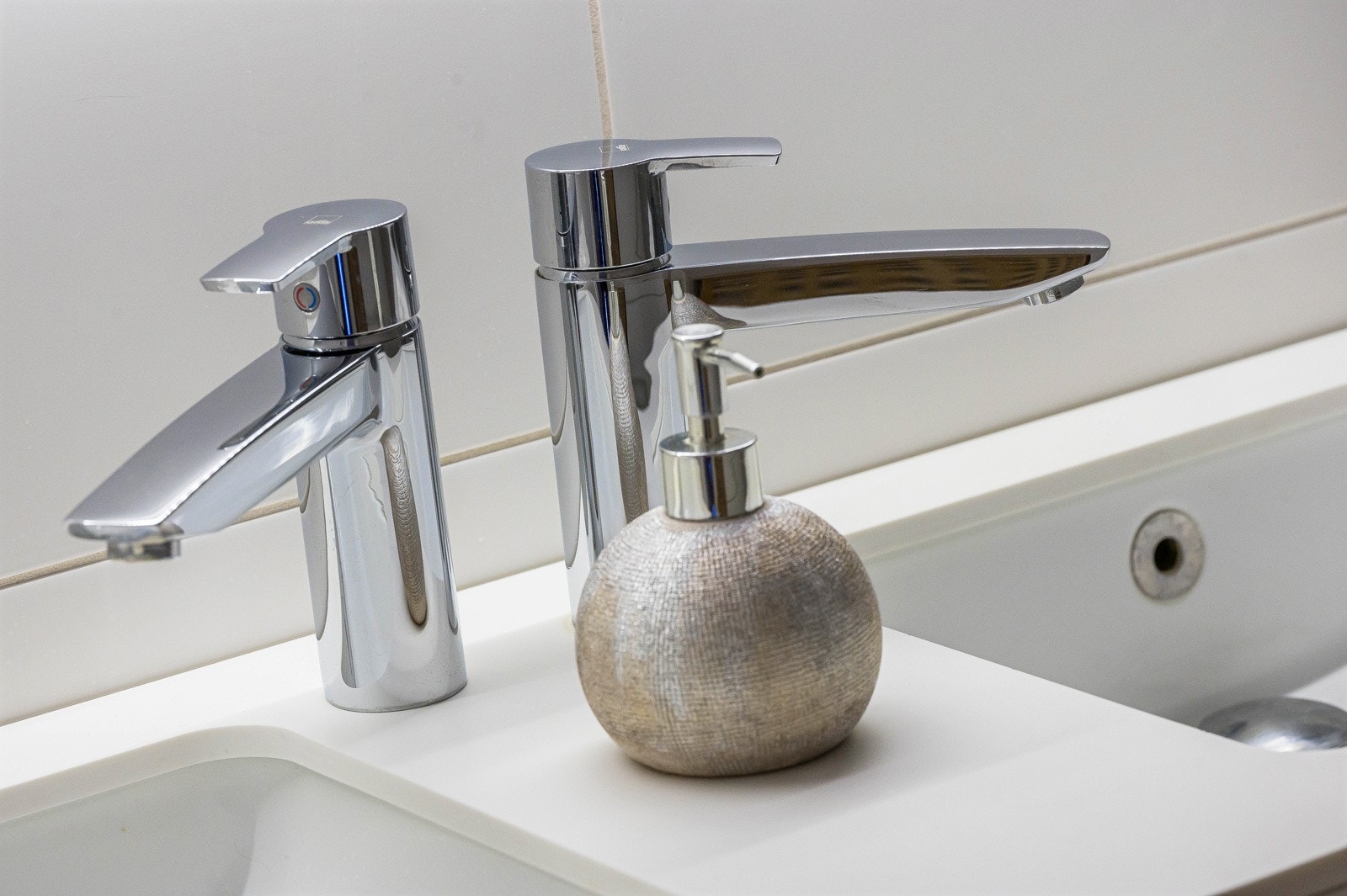 Praktisk med to servanter på badet. Galleribilde
