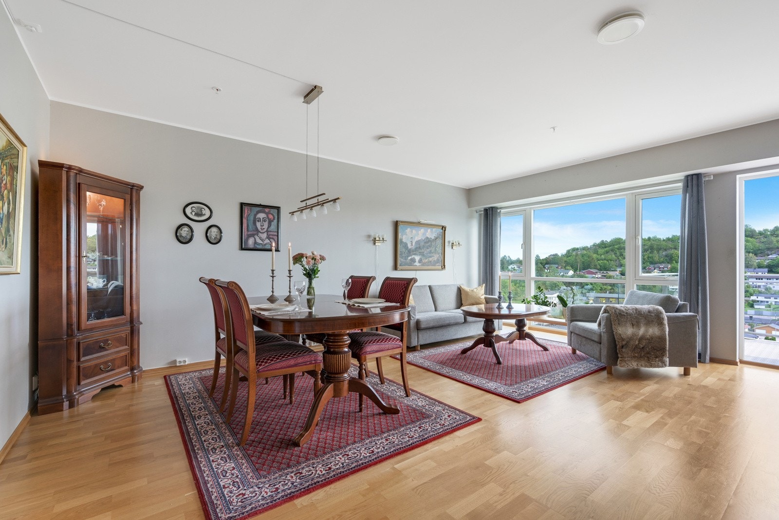 Leiligheten var ny i 2014 og den fremstår som lys og trivelig med store vinduer. Galleribilde