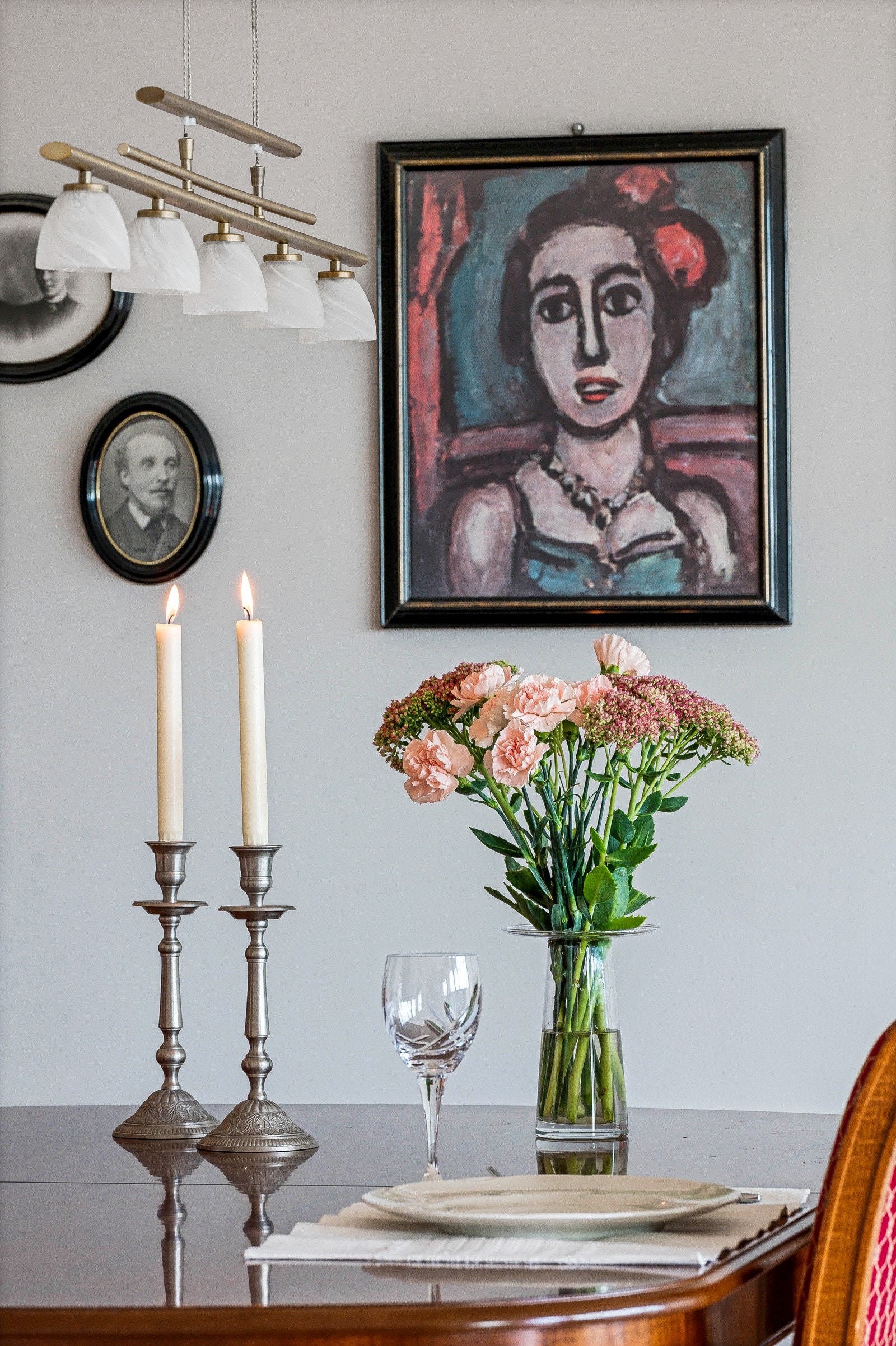 Hyggelig å invitere familie og venner til selskap når man har så koselig leilighet. Galleribilde