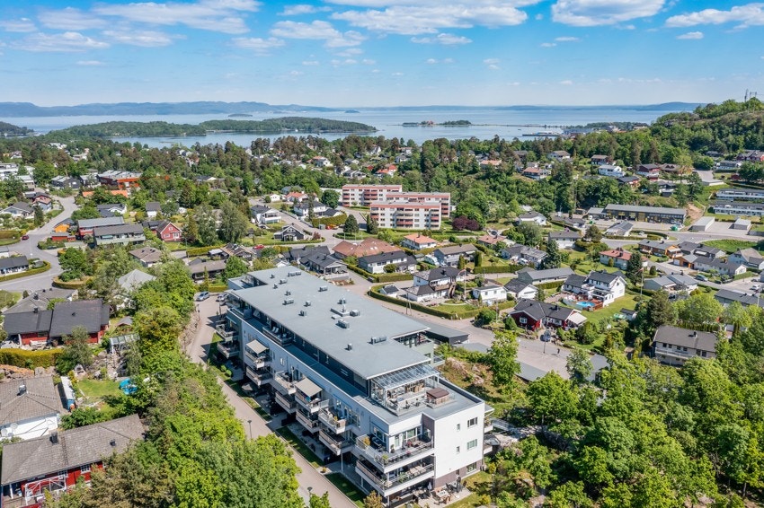 Velkommen til Nordskogen 2D, 3-roms selveierleilighet beliggende i 3. etasje med flott utsyn, heis og garasjeplass. Galleribilde