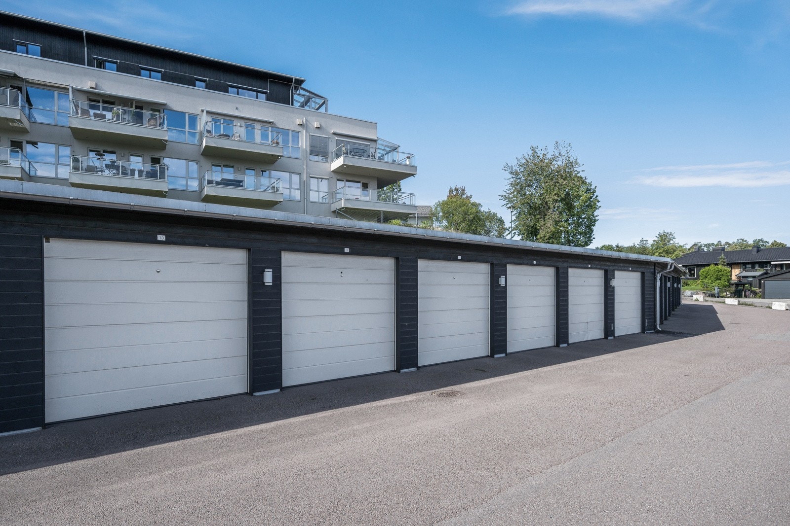 Garasje med automatisk portåpner medfølger leiligheten. Det er en bod i front av garasjen. Galleribilde