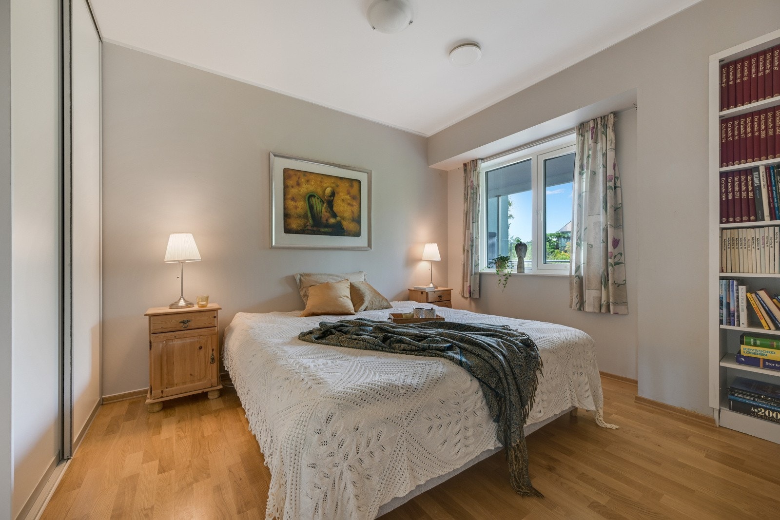 Stort hovedsoverom med 3-stavs eikeparkett på gulvet, lysmalte vegger og himling. Galleribilde