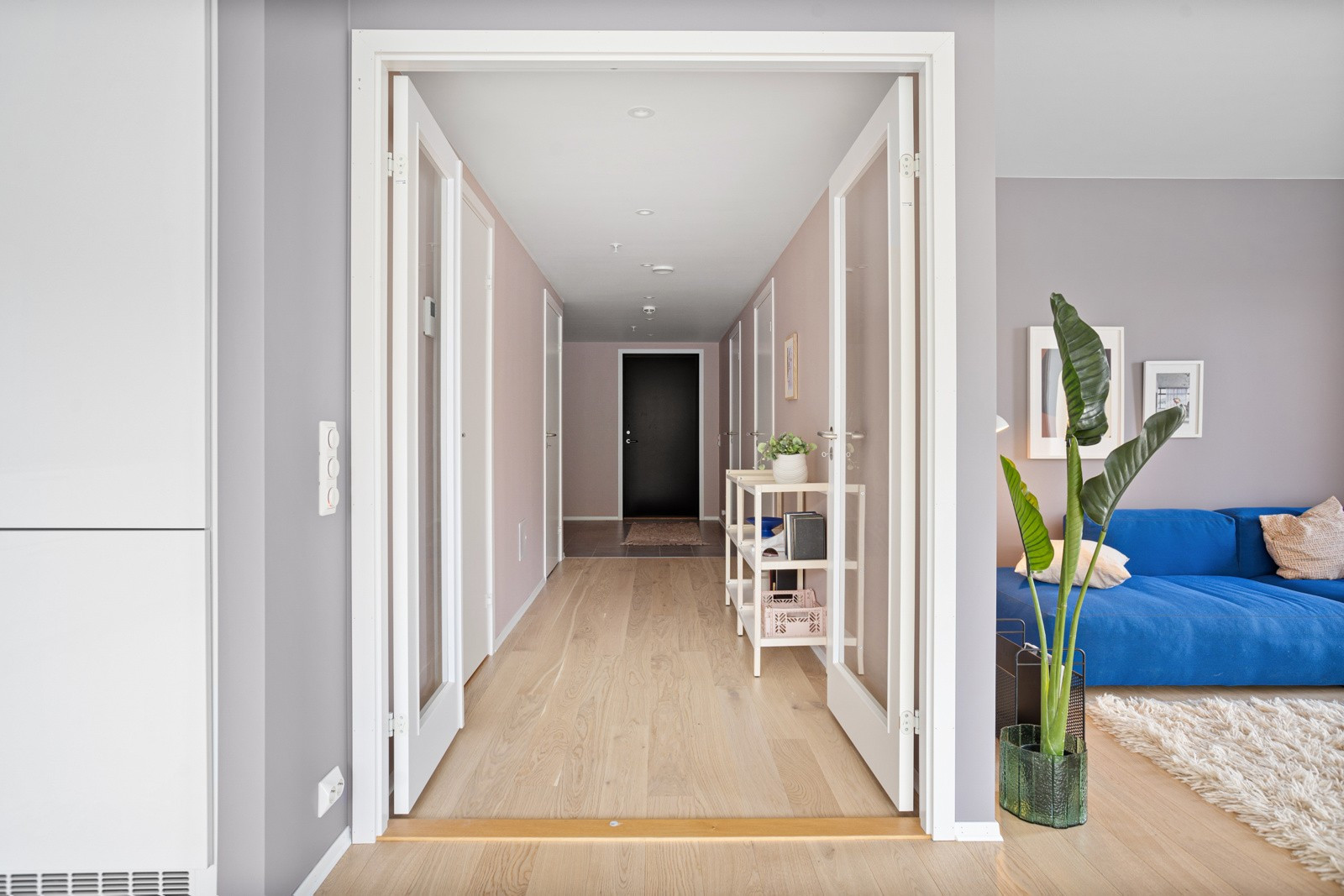 Hall med adkomst til soverom, bad, vaskerom og bod.