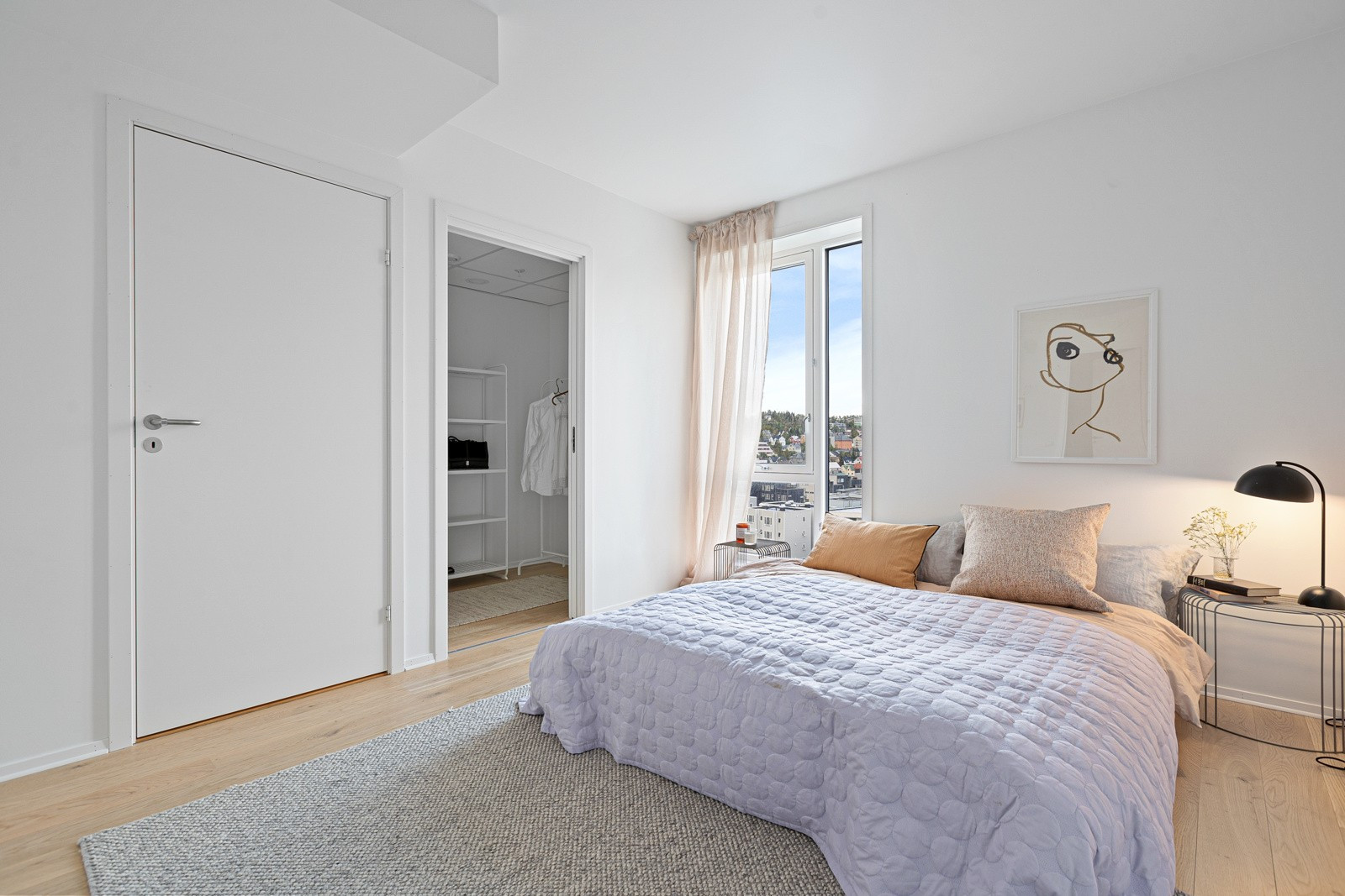 Hovedsoverom med plass til ønsket møblement samt walk-in garderobe.