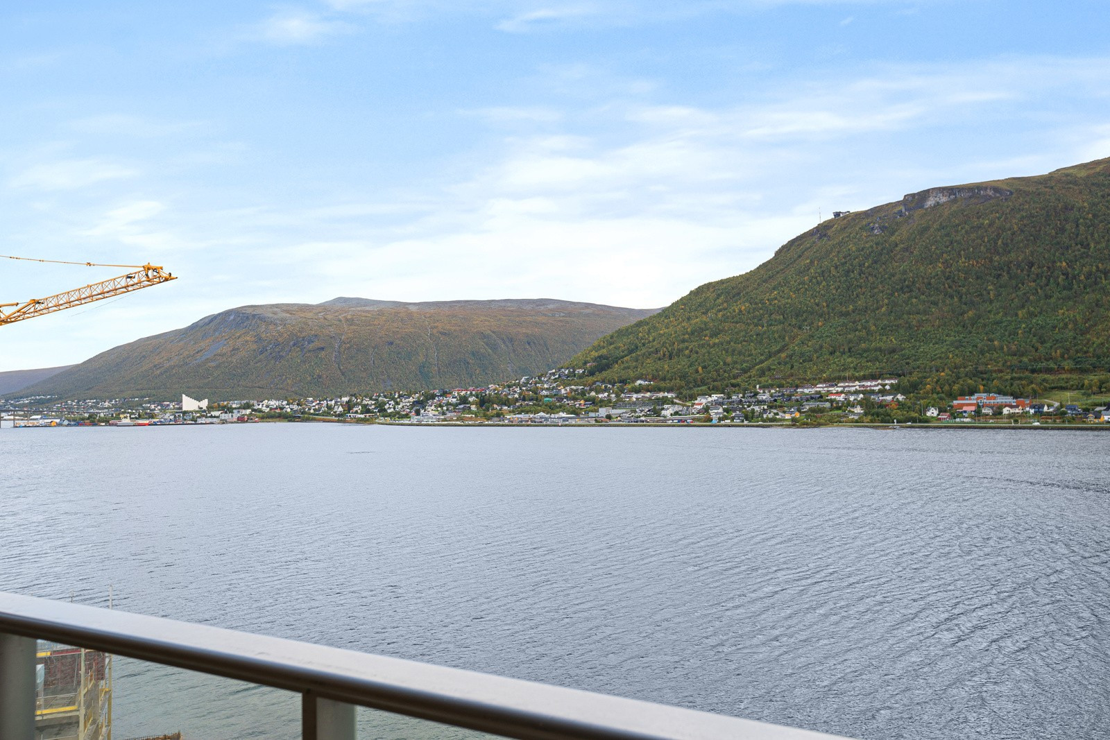 Her bor du nært sjøen og i gangavstand fra sentrum!
