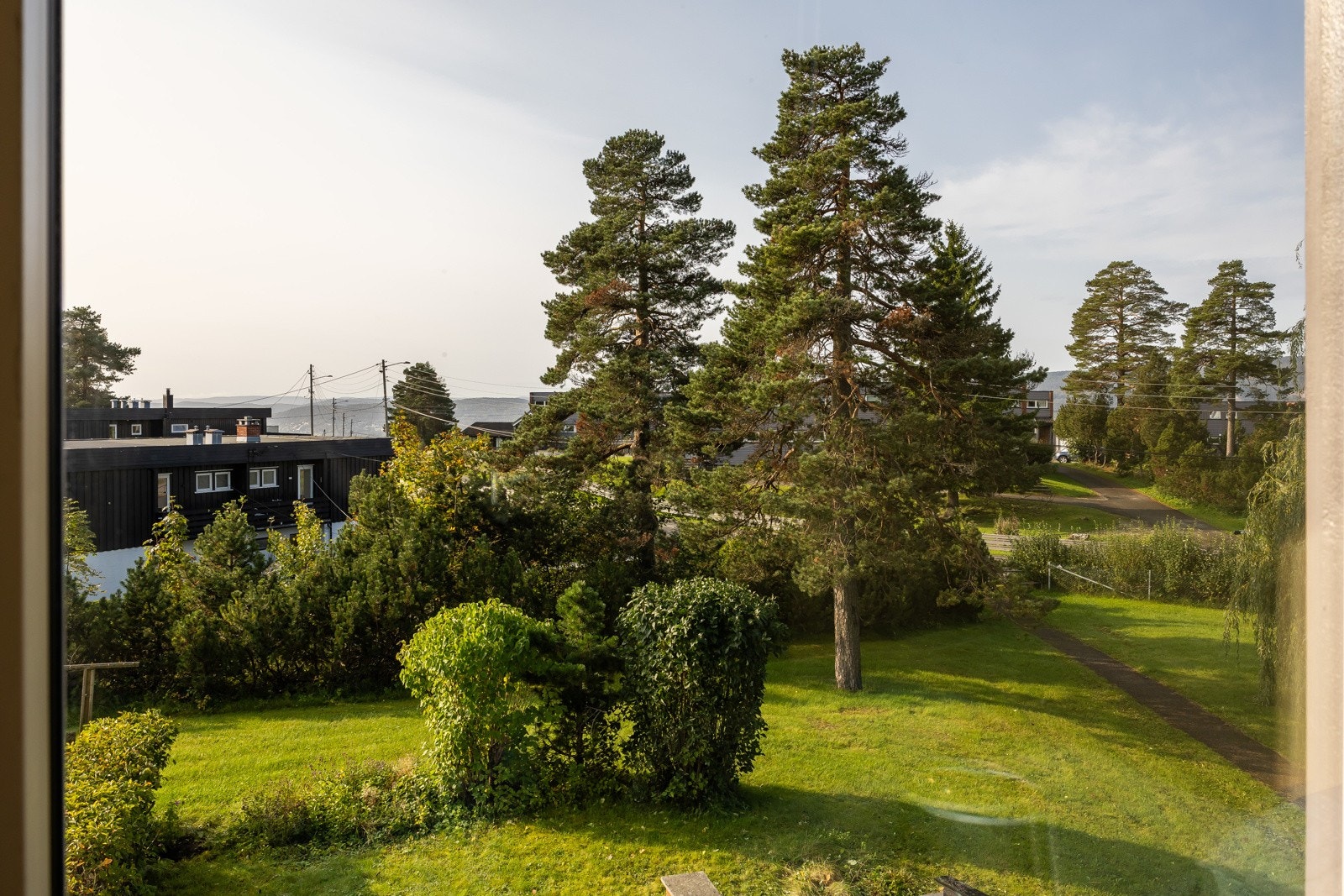 Rekkehuset befinner seg i et etterspurt og barnevennlig boligområde, i rolig blindvei vendt mot idylliske friarealer. Galleribilde