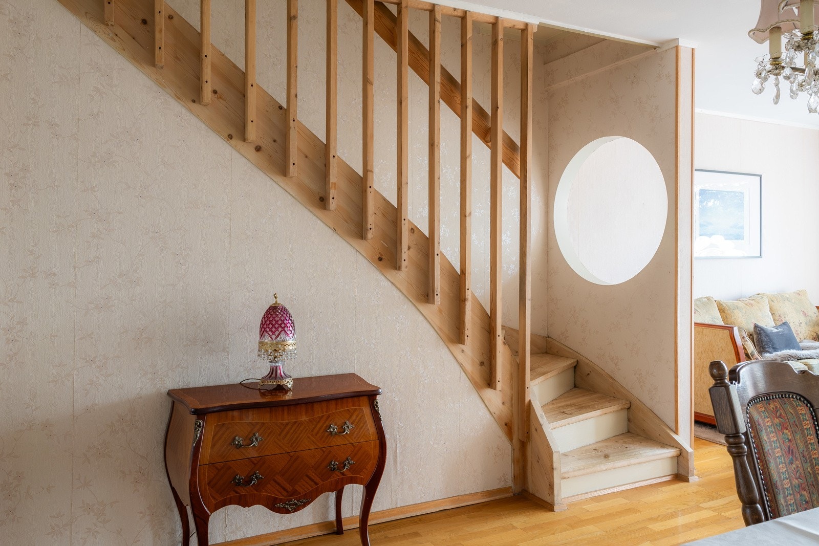 Stuen er romslig noe som gir fleksibilitet med tanke på møblering. Galleribilde