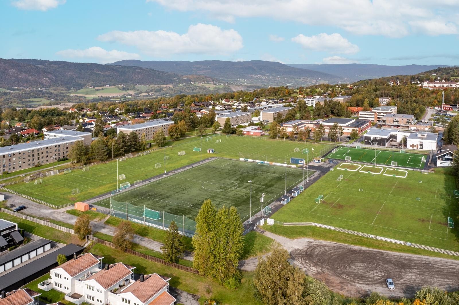 Tranby har et aktivt idrettsmiljø for alle aldre og ferdighetsnivå. Lier IL ble stiftet i 1931 og er aktive innenfor fotball, langrenn/skiskyting og håndball. Galleribilde