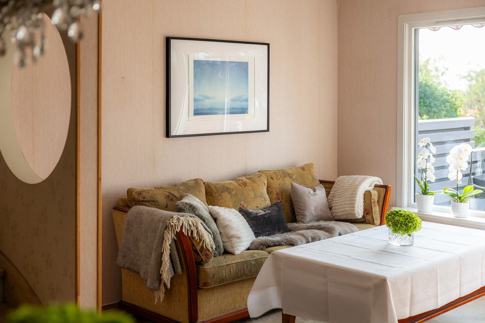 Store vindusflater bader rommet i lys, og vender ut mot terrasse og skjermet, grønn hage. Galleribilde