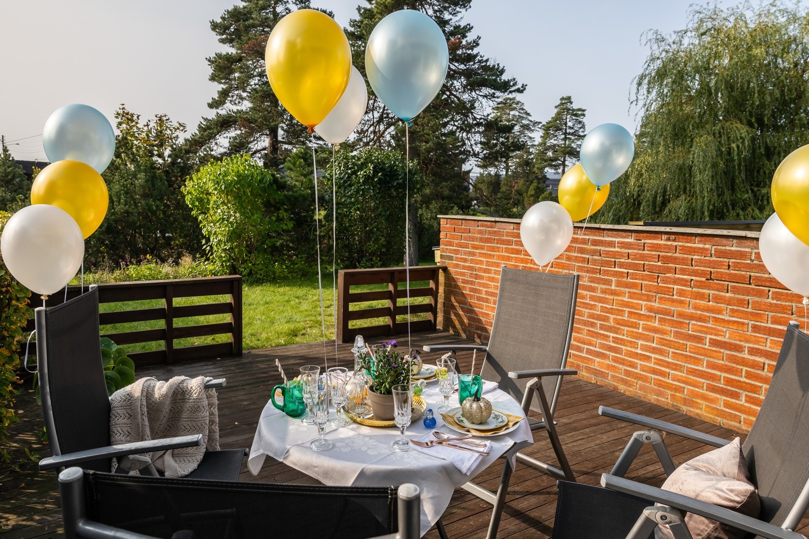 Ut mot hagen er det bygd en deilig terrasse hvor solen kan nytes. Det er god plass til ønsket møblement samt levegg mot nabo som hindrer innsyn. Galleribilde