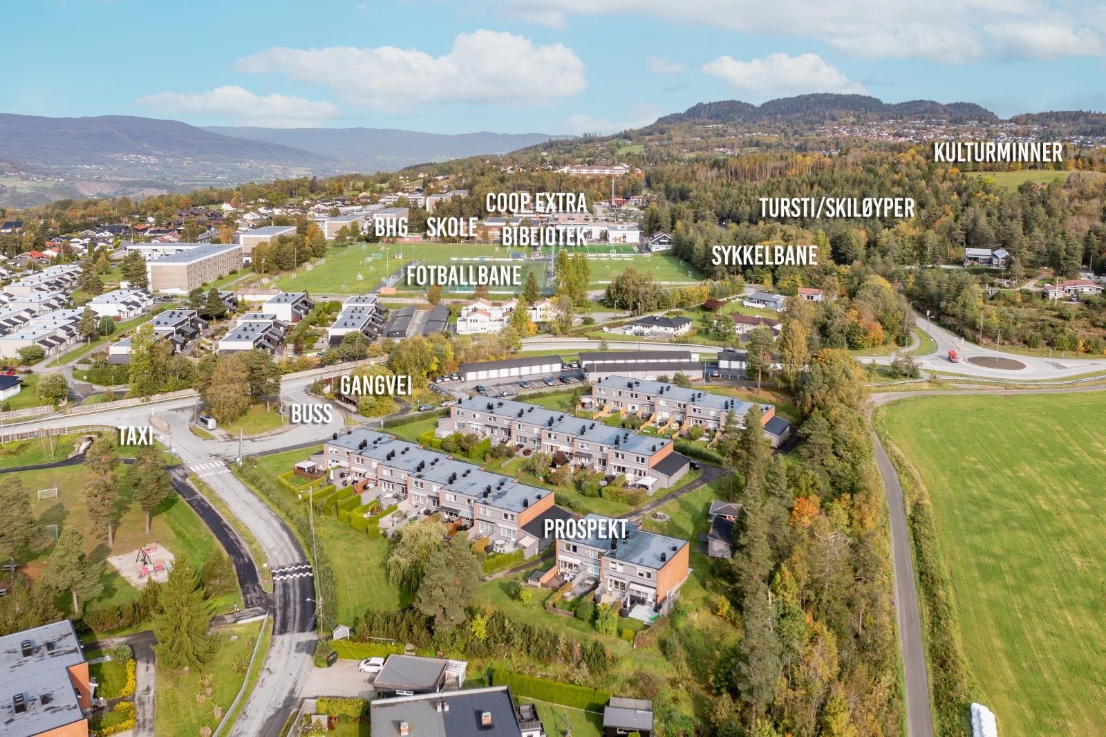 Rolig og veletablert boligområde med gangavstand til skoler og barnehager, tur- og aktivitetstilbud, diverse serviceutvalg som dagligvarebutikken Coop samt bussholdeplass like ved boligen. Galleribilde