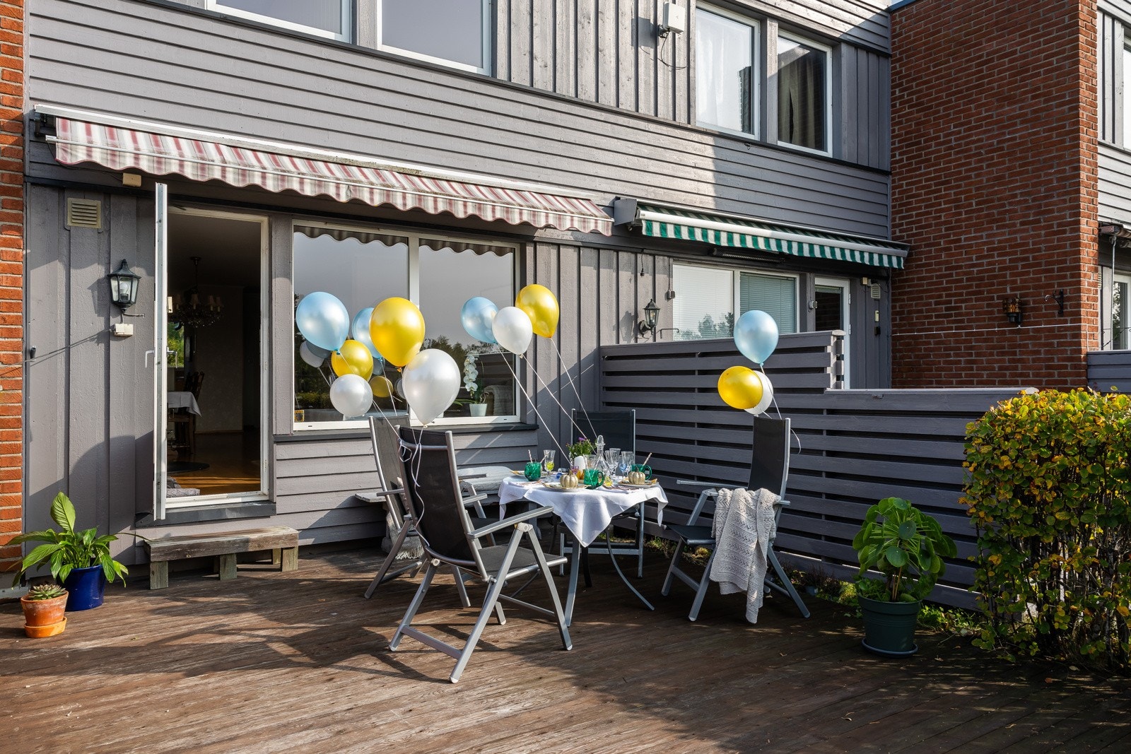 Eiendommen har en deilig terrasse med sol og en fin hage. Galleribilde