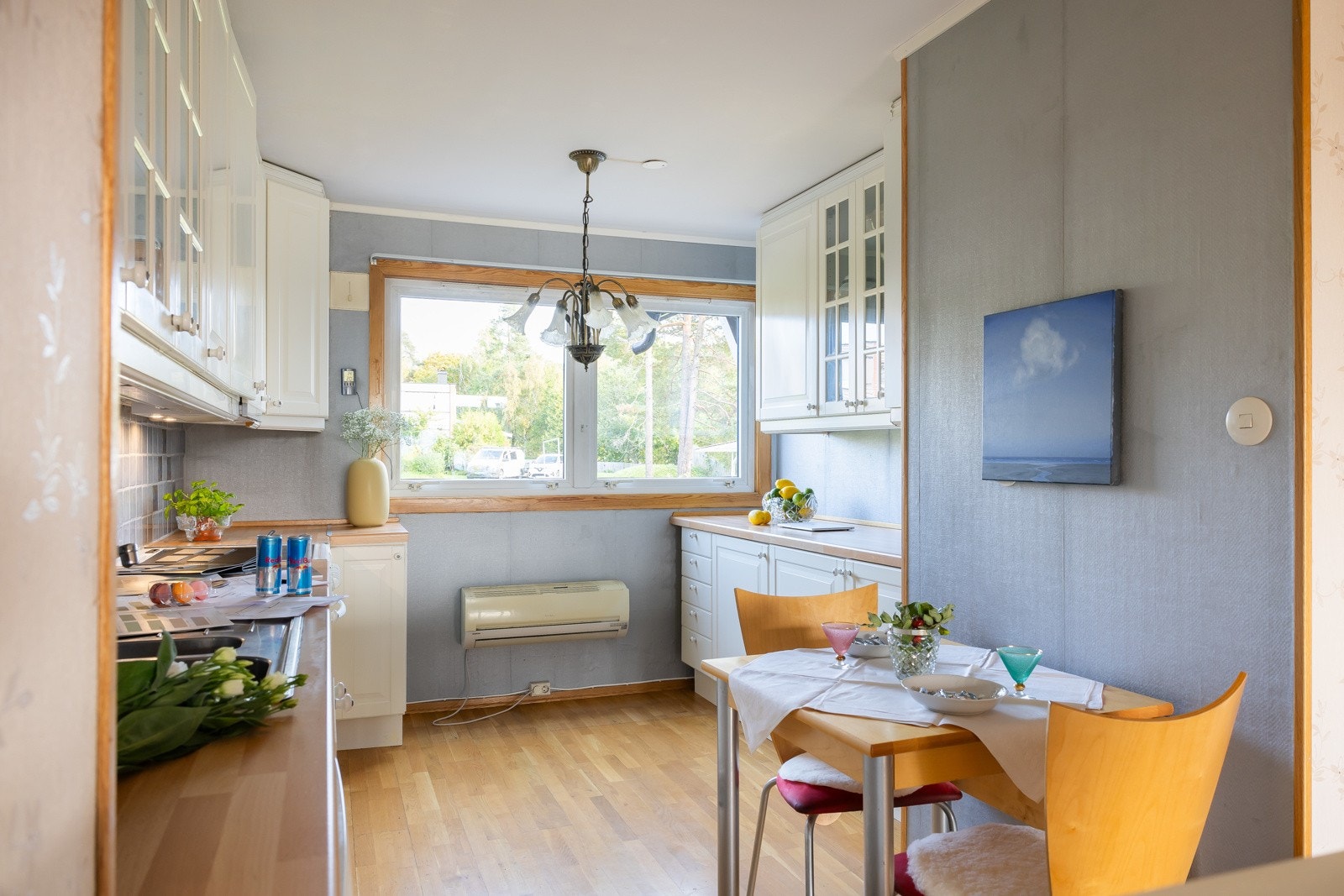 Ønsker du å ha separate rom, kan du vurdere å installere skyvedører eller andre smarte løsninger som gjør at du kan åpne opp rommene når du ønsker det. Galleribilde