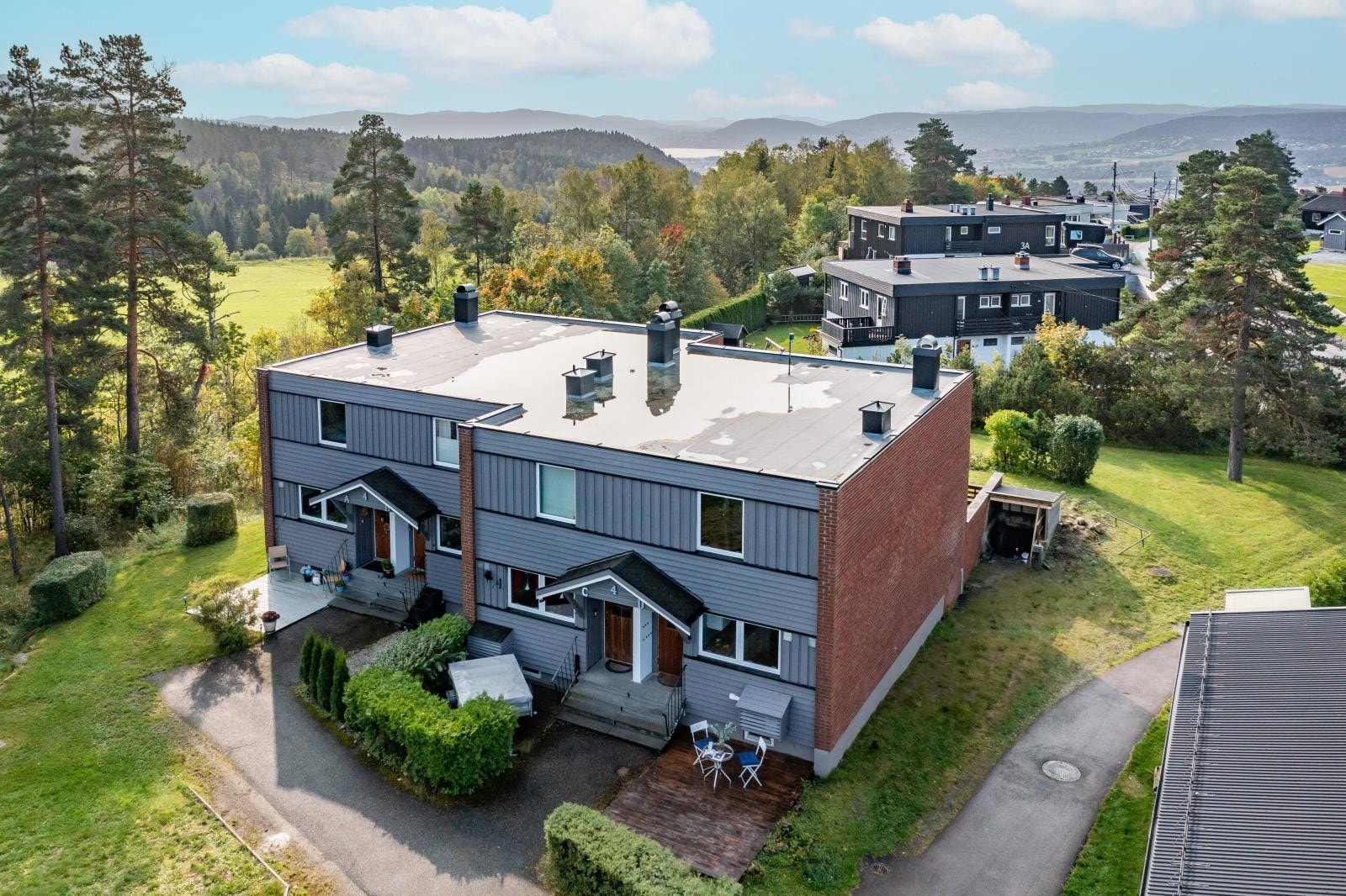 Rekkehuset har en god intern beliggenhet innerst i borettslagets felt, i egen rekke på kun 4 enheter. Galleribilde