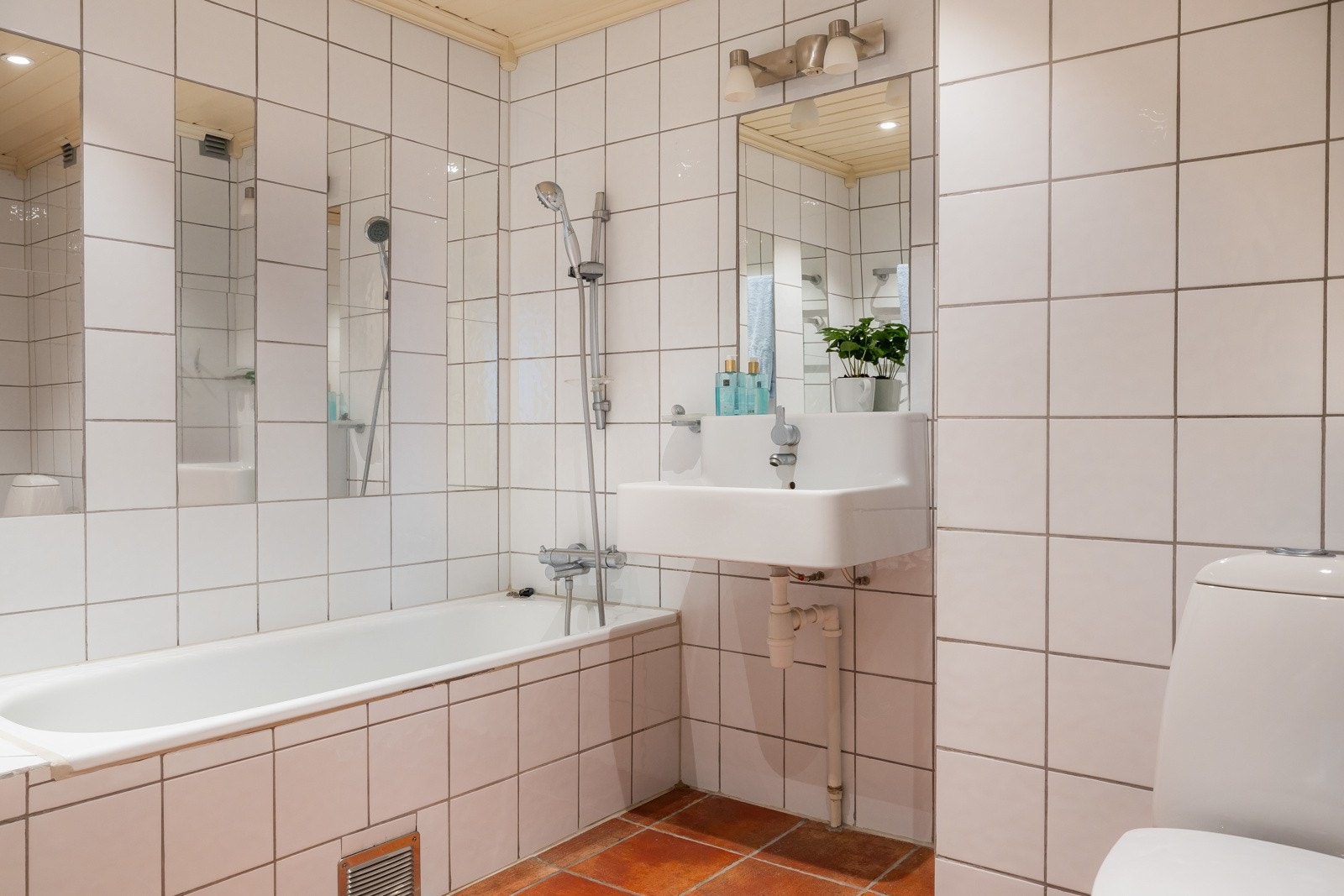 Baderommet i andre etasje med badekar. Hvem drømmer vel ikke om å legge seg i badekaret, på en sen høstkveld, med god musikk i bakgrunnen? Galleribilde