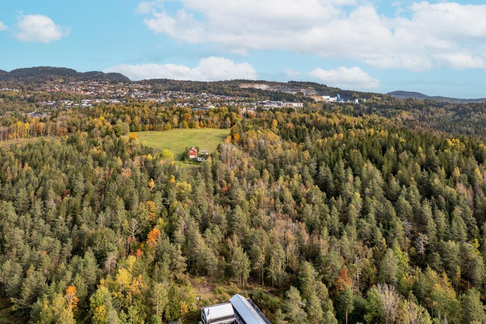 Vestmarka er et stort turområde som strekker seg over Bærum, Asker, Lier og Hole kommune. Området har flere turmuligheter sommer som vinter, og kan by på flere kulturlandskap med store gårder. Galleribilde