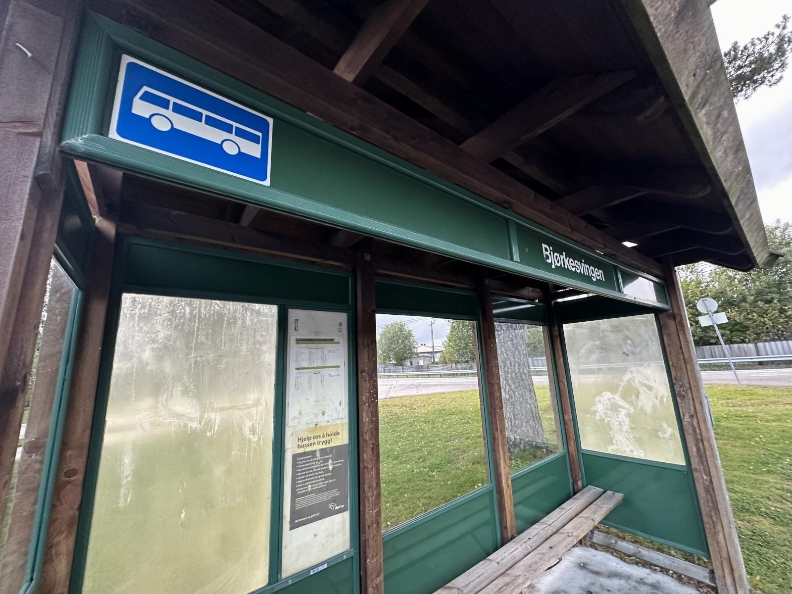 Nærmeste bussholdeplass ligger i Bjørkesvingen kun 110m fra boligen. Her går det buss til blant annet Asker, Drammen og Oslo. Galleribilde