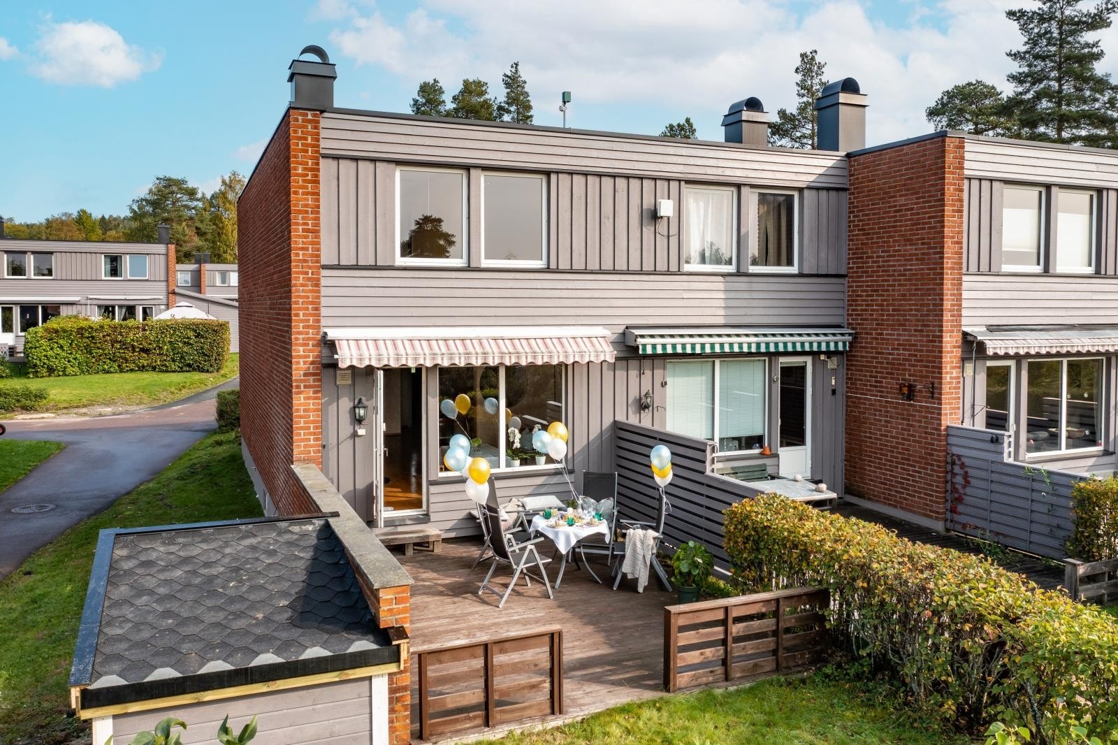 Sisilie Berg i PrivatMegleren har gleden av å presentere Bjørkesvingen 4D. En potensiell drømmebolig over 3 plan med solrike uteplasser, idyllisk hage og garasjeplass tilrettelagt for elbillader i et ettertraktet og familievennlig boligfelt på Tranby. Galleribilde