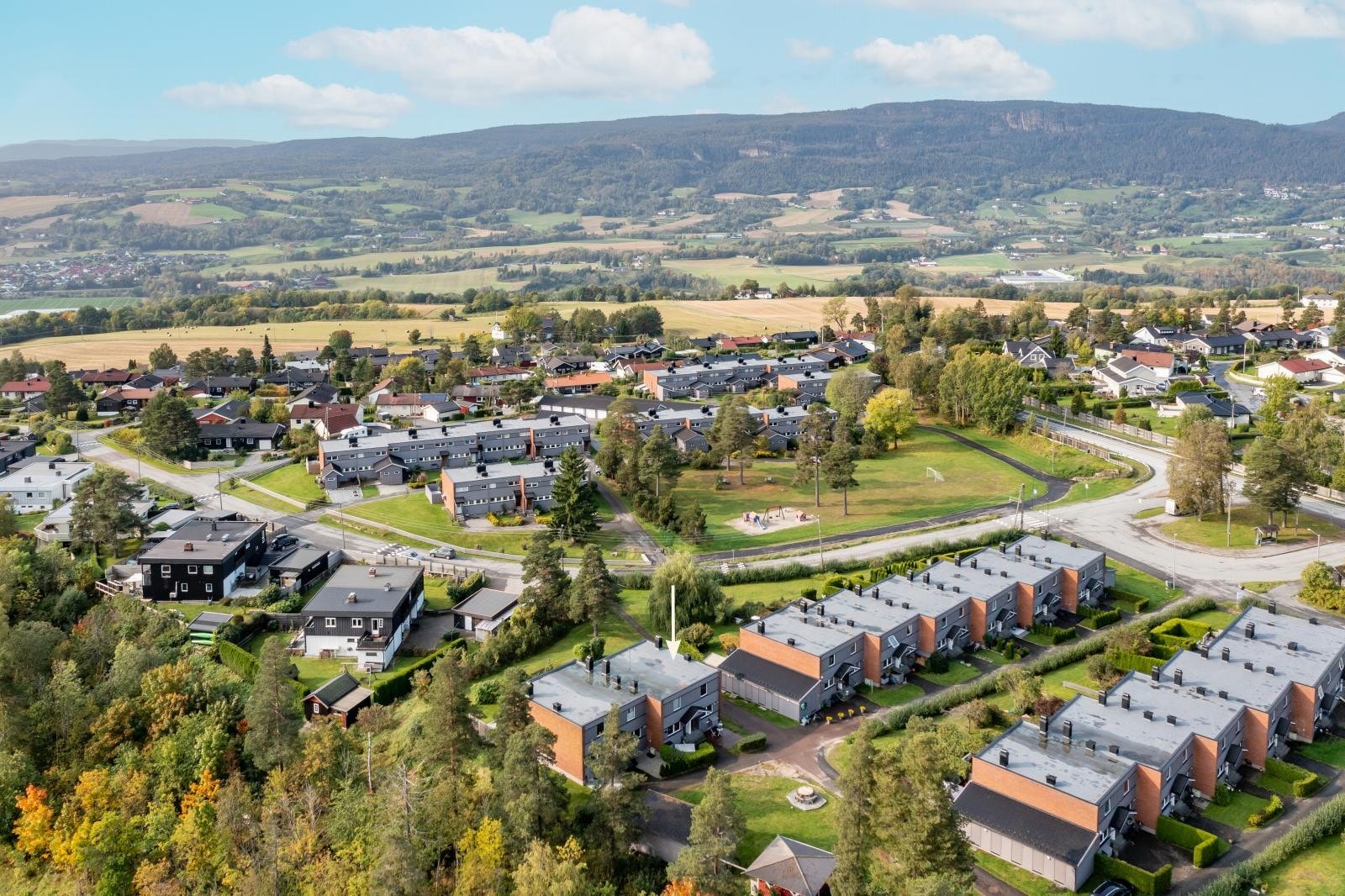 Skjæggerud borettslag har barnevennlige fellesområder med lekeapparater og grøntområder. Galleribilde