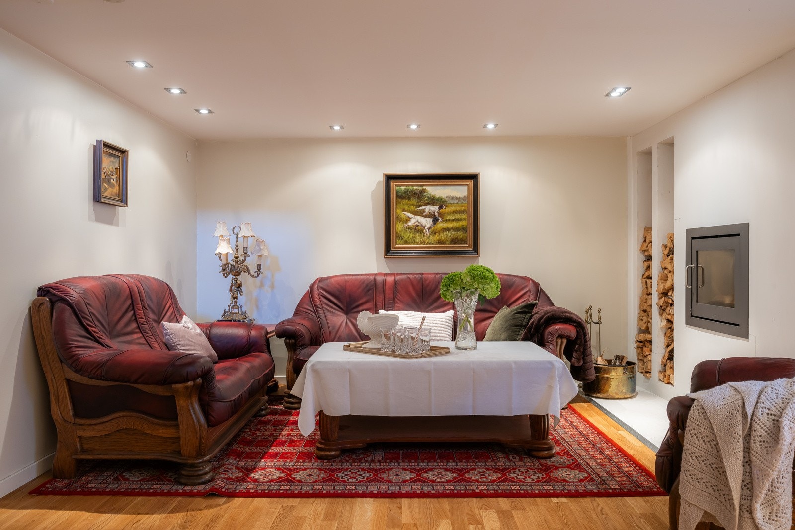 Innredet rom i underetasjen med vedovn. Det gjøres oppmerksom på at arealet ikke er godkjent rom for varig opphold. Galleribilde