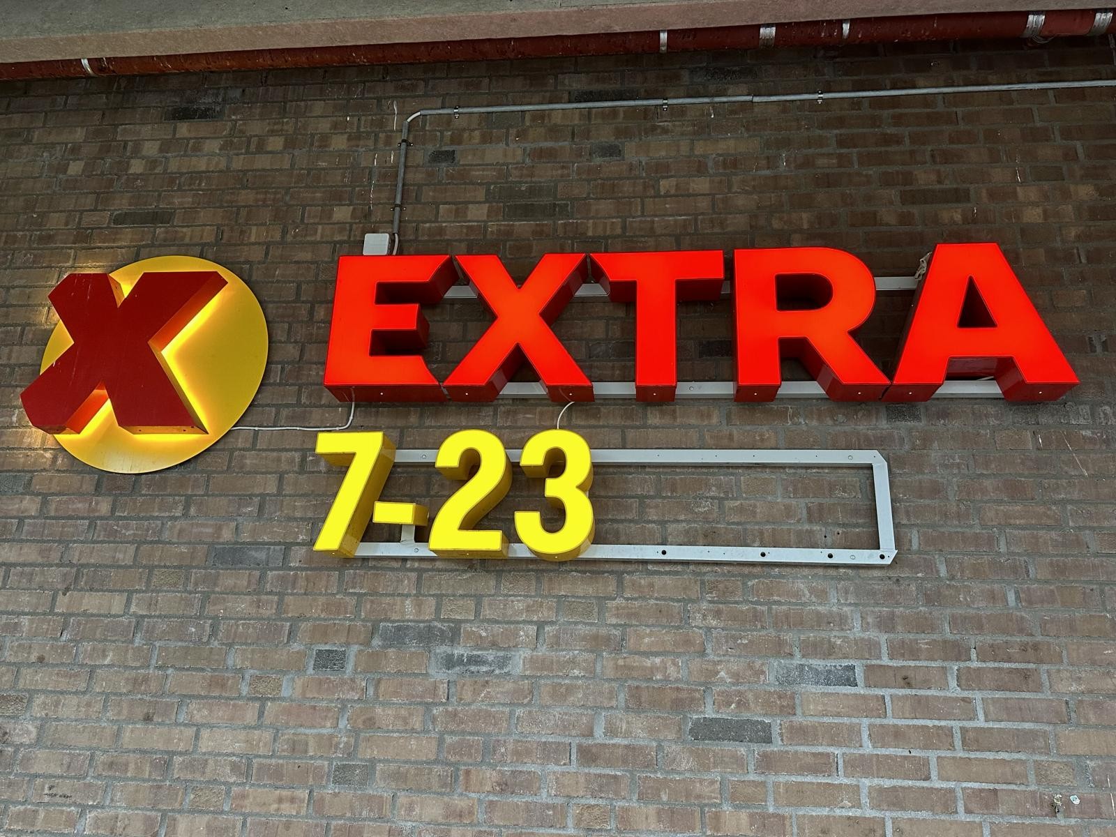 Nærmeste dagligvarebutikk er Extra Tranby som ligger ca. 900 meter fra boligen. Liertoppen kjøpesenter ligger en liten biltur på kun 5 minutter. Galleribilde