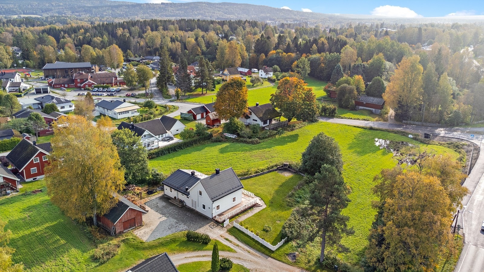Eiendommen grenser til stor, ubebygd tomt. Galleribilde