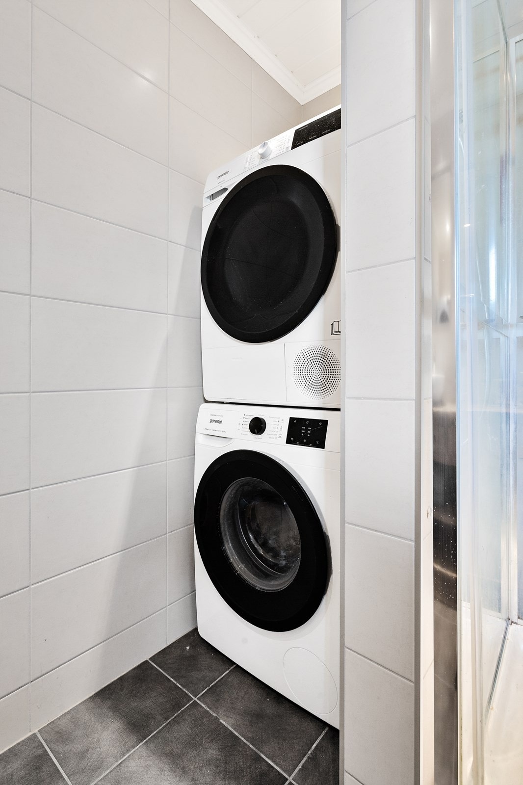 Det er også opplegg og plass til både vaskemaskin og tørketrommel i egen nisje. Galleribilde