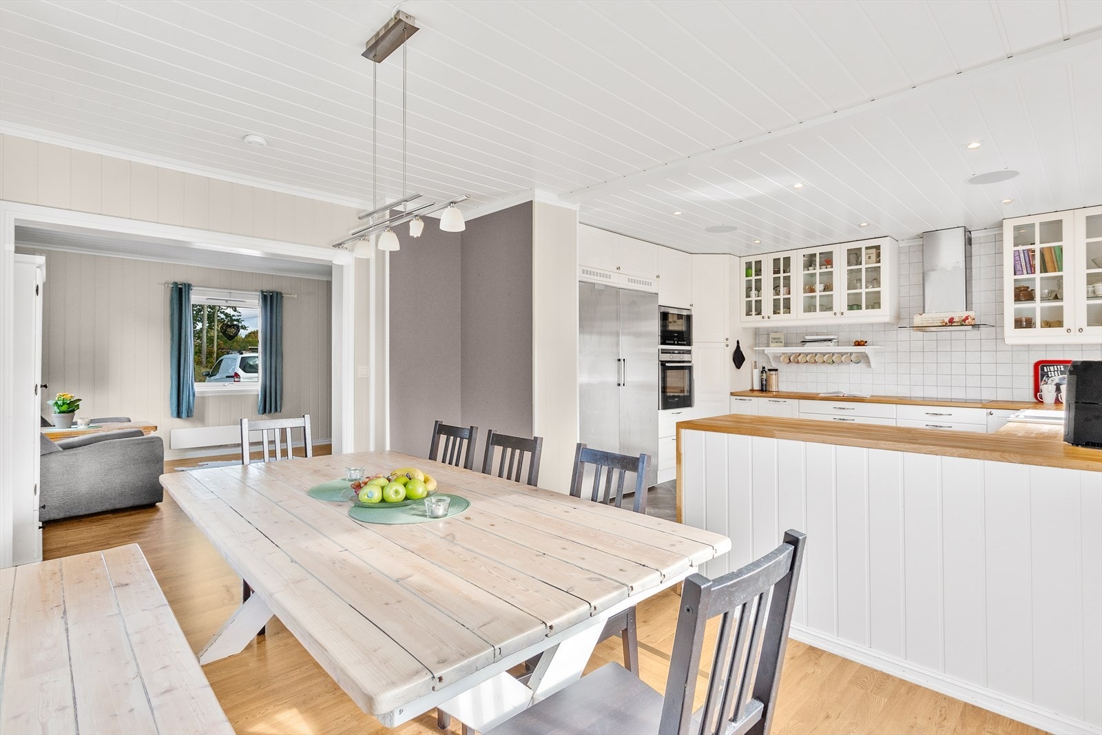 Innredningen har hvite profilerte fronter, vitrineskap og benkeplater av heltre. Galleribilde