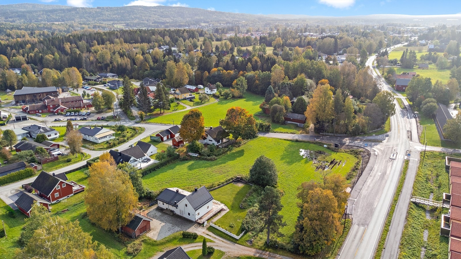 Stor eiendom med fin beliggenhet i stille og rolige omgivelser i populært boområde på Råholt. Galleribilde