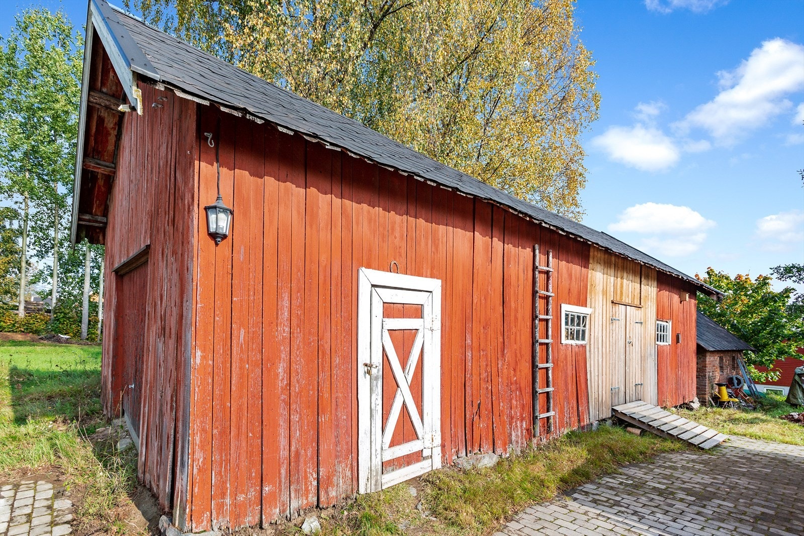 Uthus/garasje på 86 m² oppført i 1920. Galleribilde
