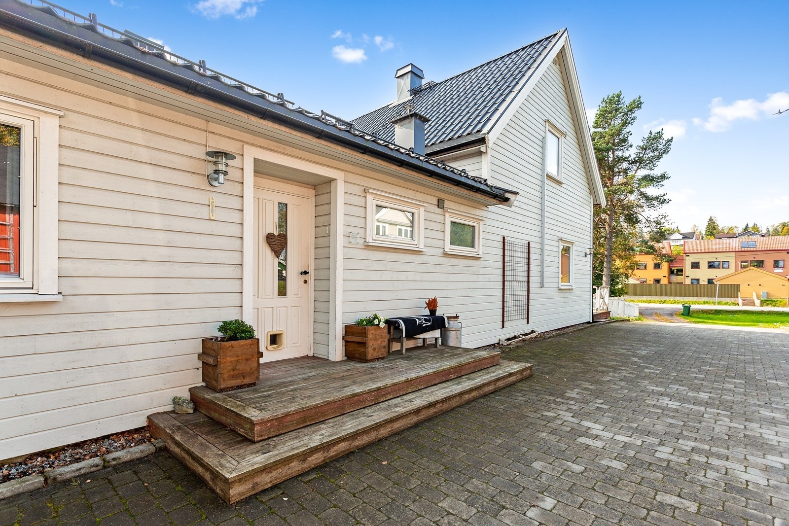 Innbydende og hyggelig inngangsparti med plass til en liten sittegruppe. Galleribilde