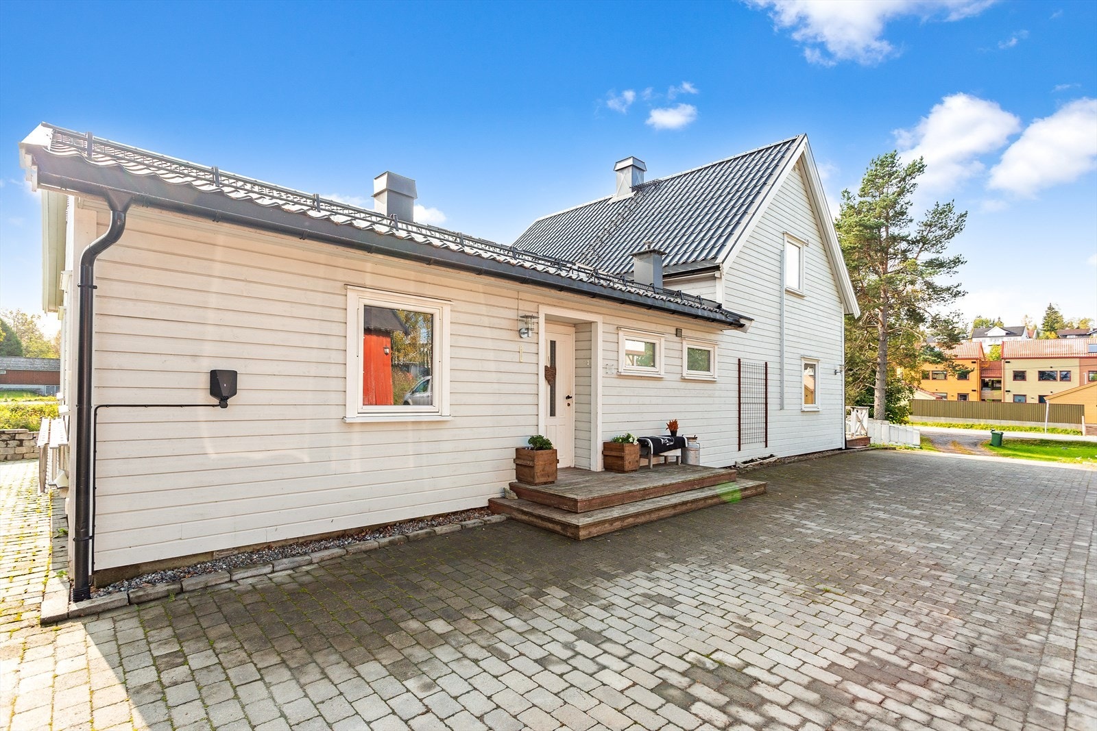 Her er en romslig familiebolig med tiltalende interiør og praktiske løsninger. Galleribilde