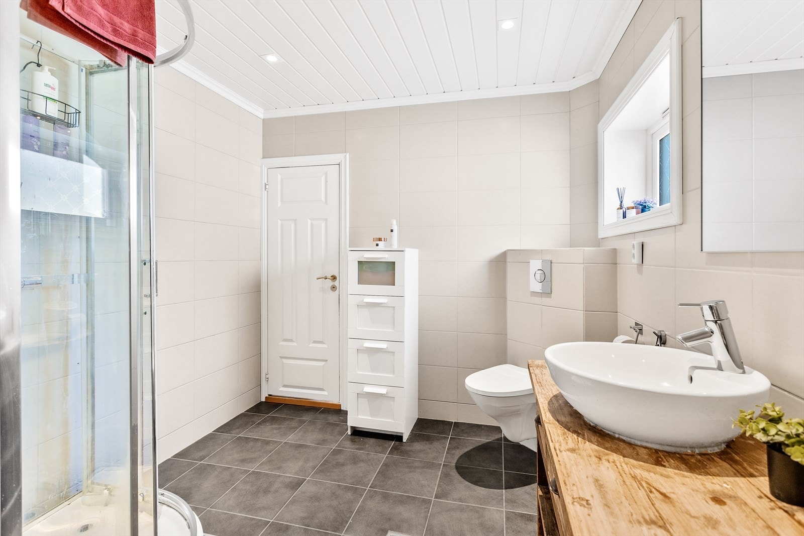 Det er montert downlights i himlingen og vinduet tilfører naturlig lys til rommet. Galleribilde