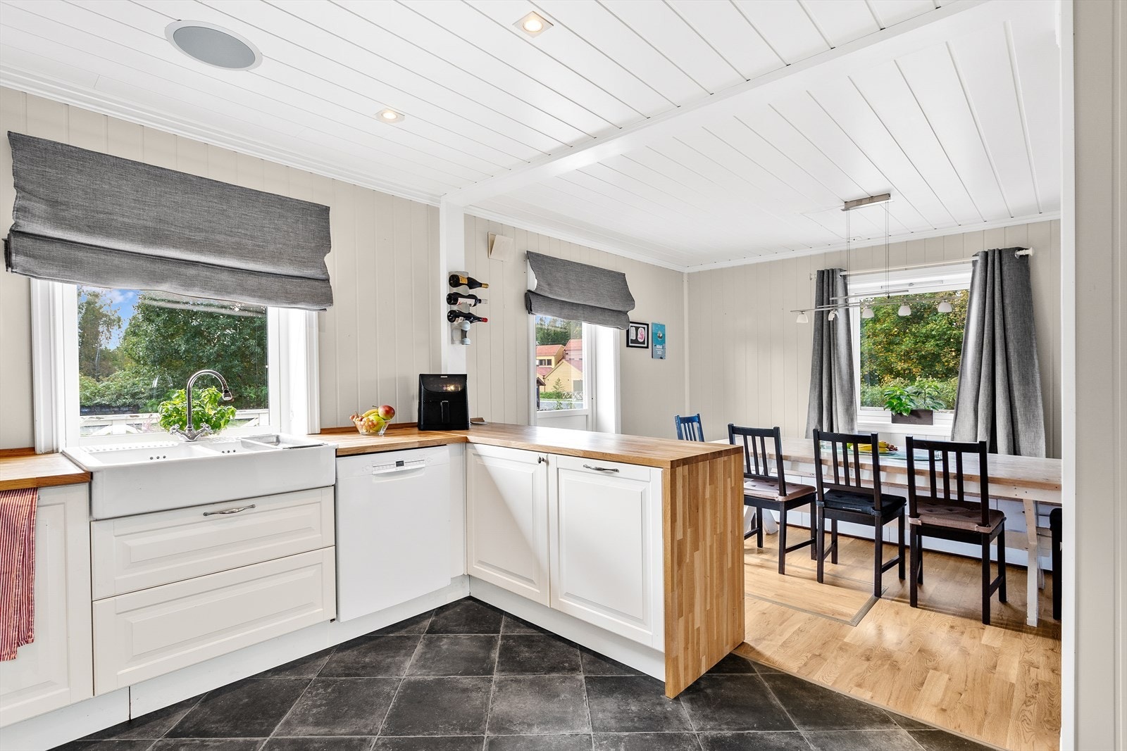 Kjøkkenhalvøya byr på ekstra oppbevarings- og arbeidsplass. Fra kjøkkenet er det utgang til terrassen. Galleribilde