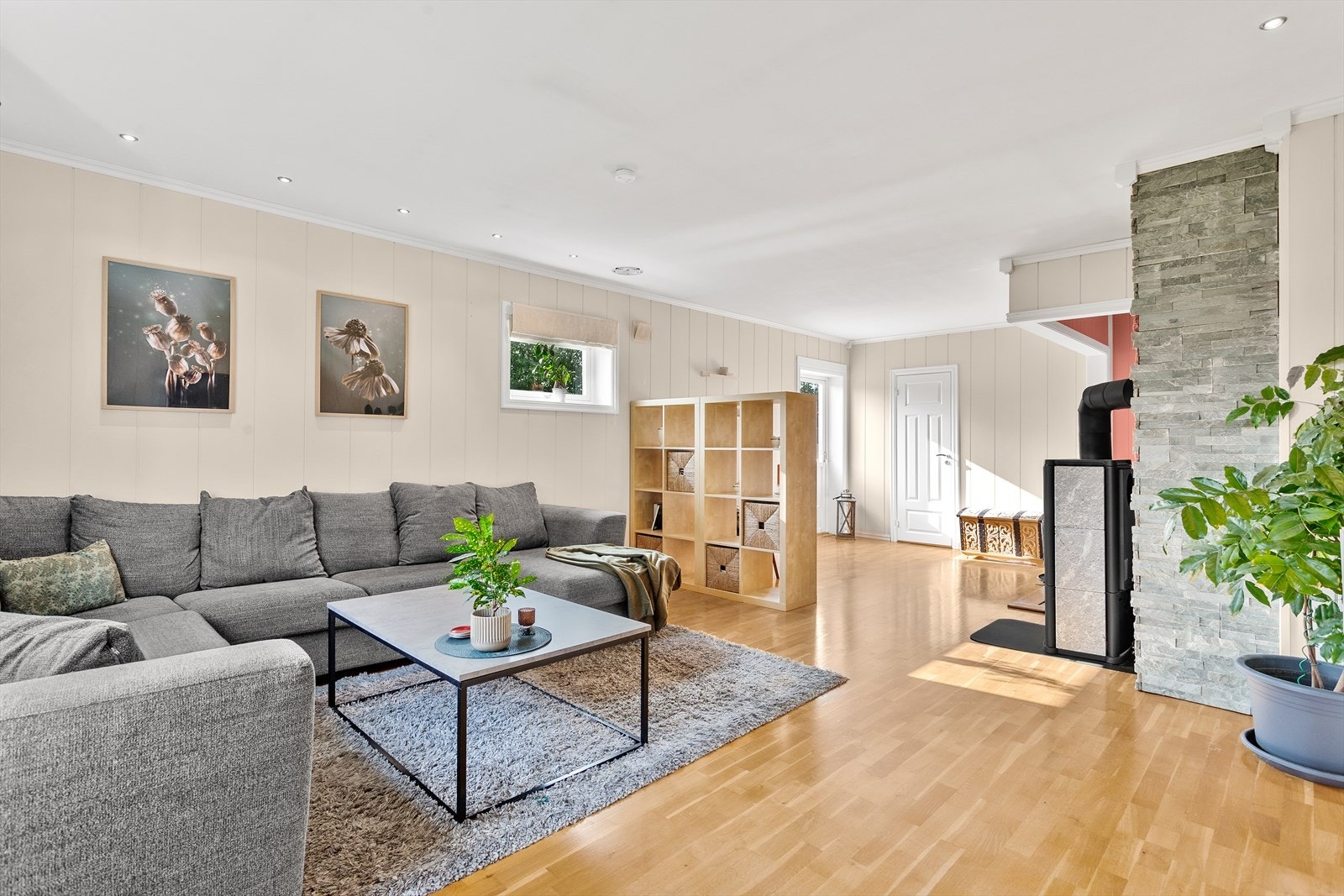 Hjørneløsningen og de mange store vinduene gir stuen en lys og luftig atmosfære. Galleribilde