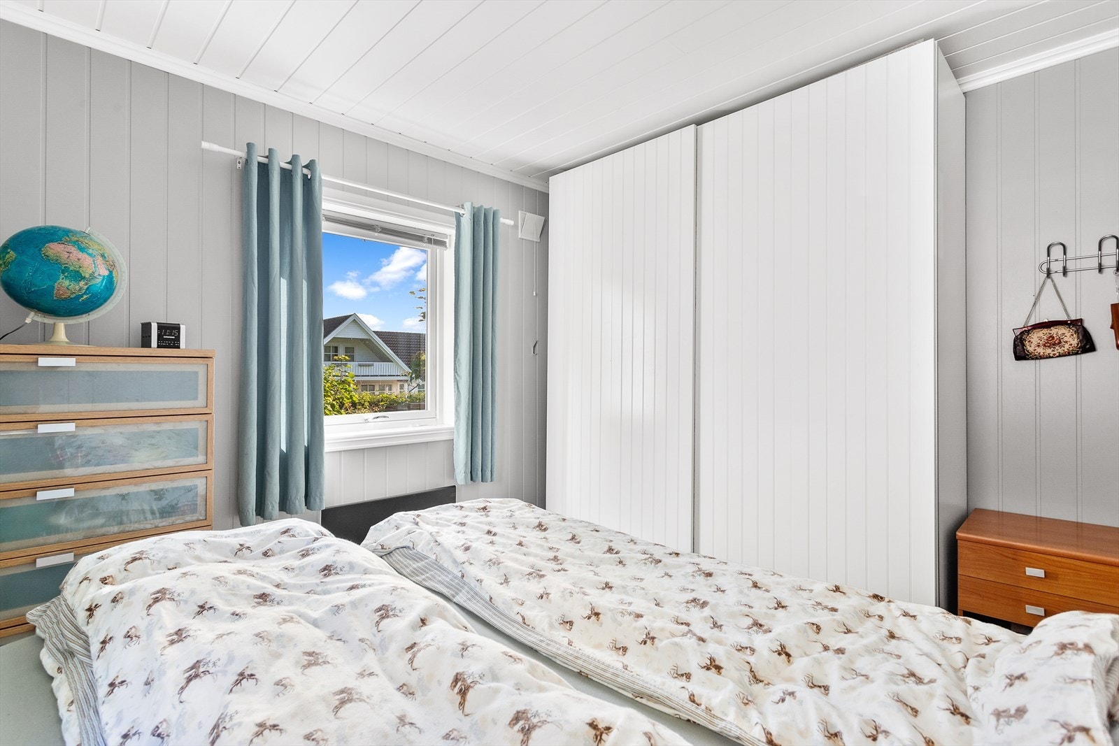 Her er det plass til dobbeltseng, nattbord og kommode i tillegg til medfølgende skyvedørsgarderobe. Galleribilde