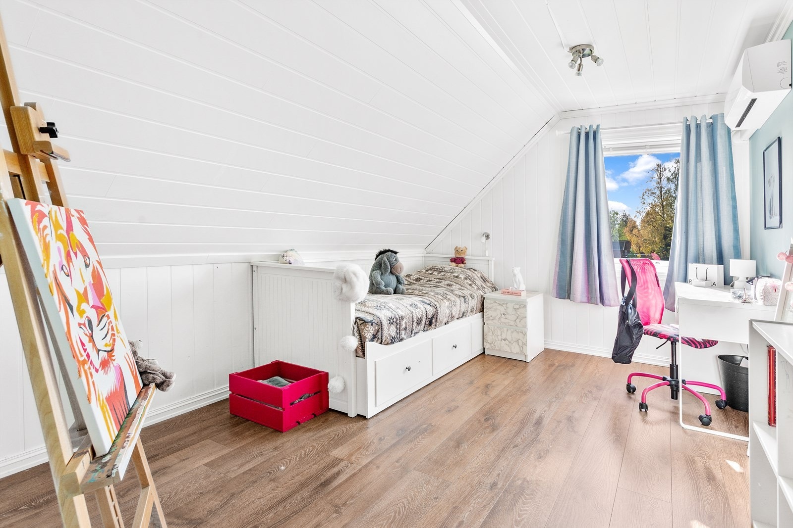 De er alle av god størrelse og har plass til seng, skrivepult og garderobeløsning. Galleribilde