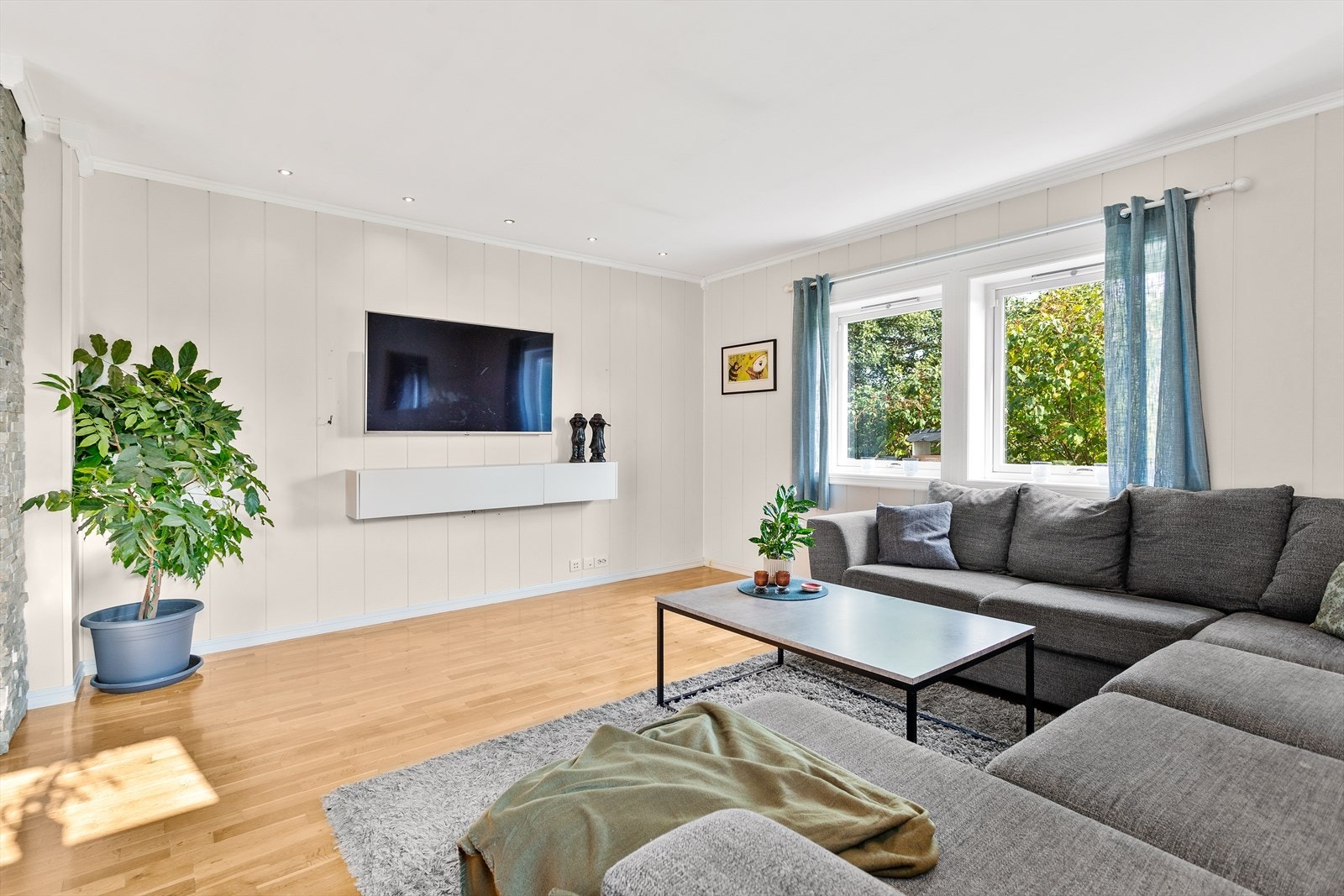 I stuen er det plass til både sofagruppe og spisebord i tillegg til media-møblement, vitrineskap og lesekrok. Galleribilde