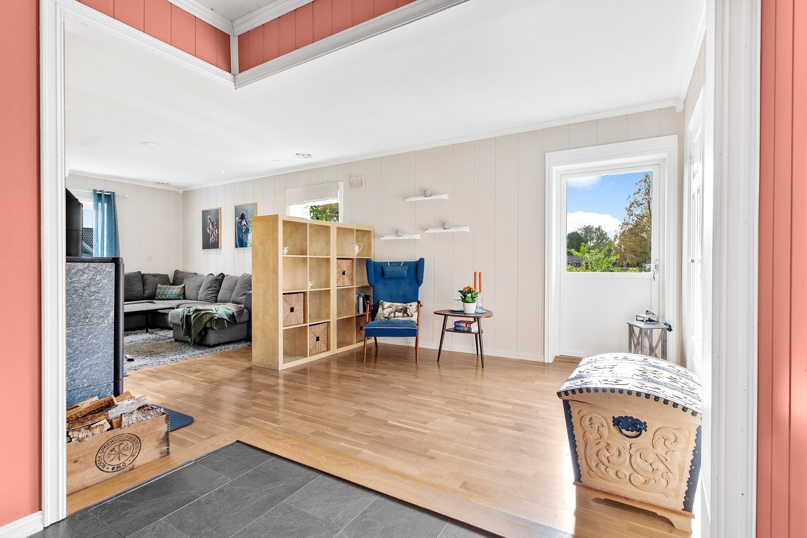 Fra denne stuen er det tilgang til innvendig bod og den sydlige delen av terrassen utenfor. Galleribilde