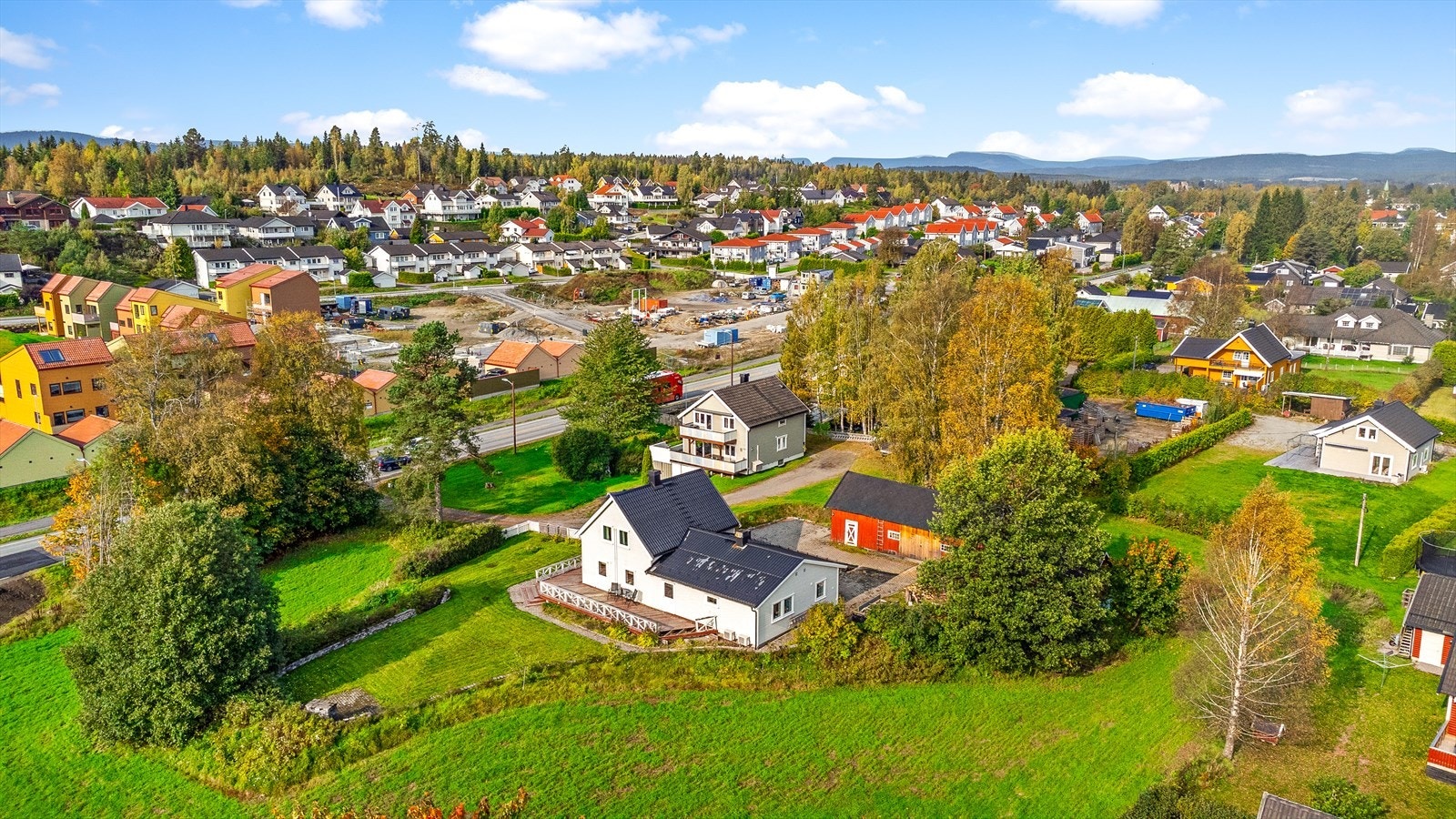 Store deler av hagen er inngjerdet og det er etablert utegrill med steinplatting i ett hjørne av tomten. Galleribilde