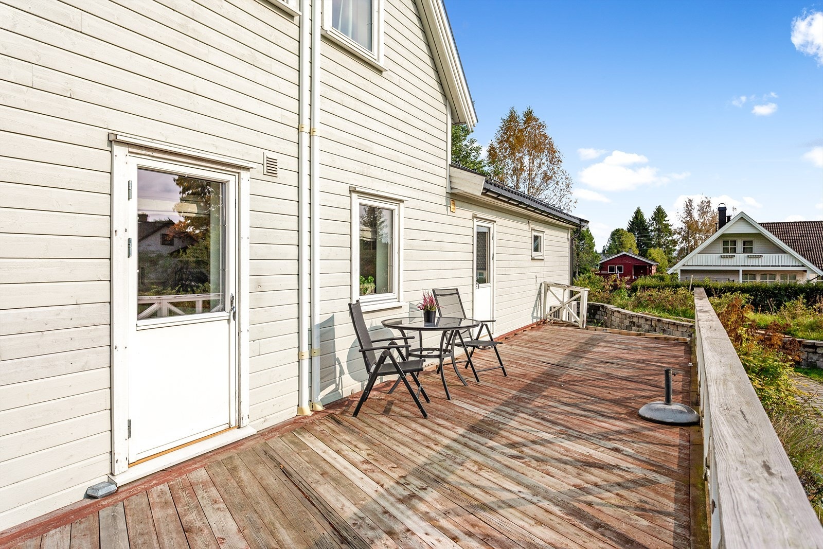 Terrassen vinkler seg rundt boligens sydvestlige side. Galleribilde