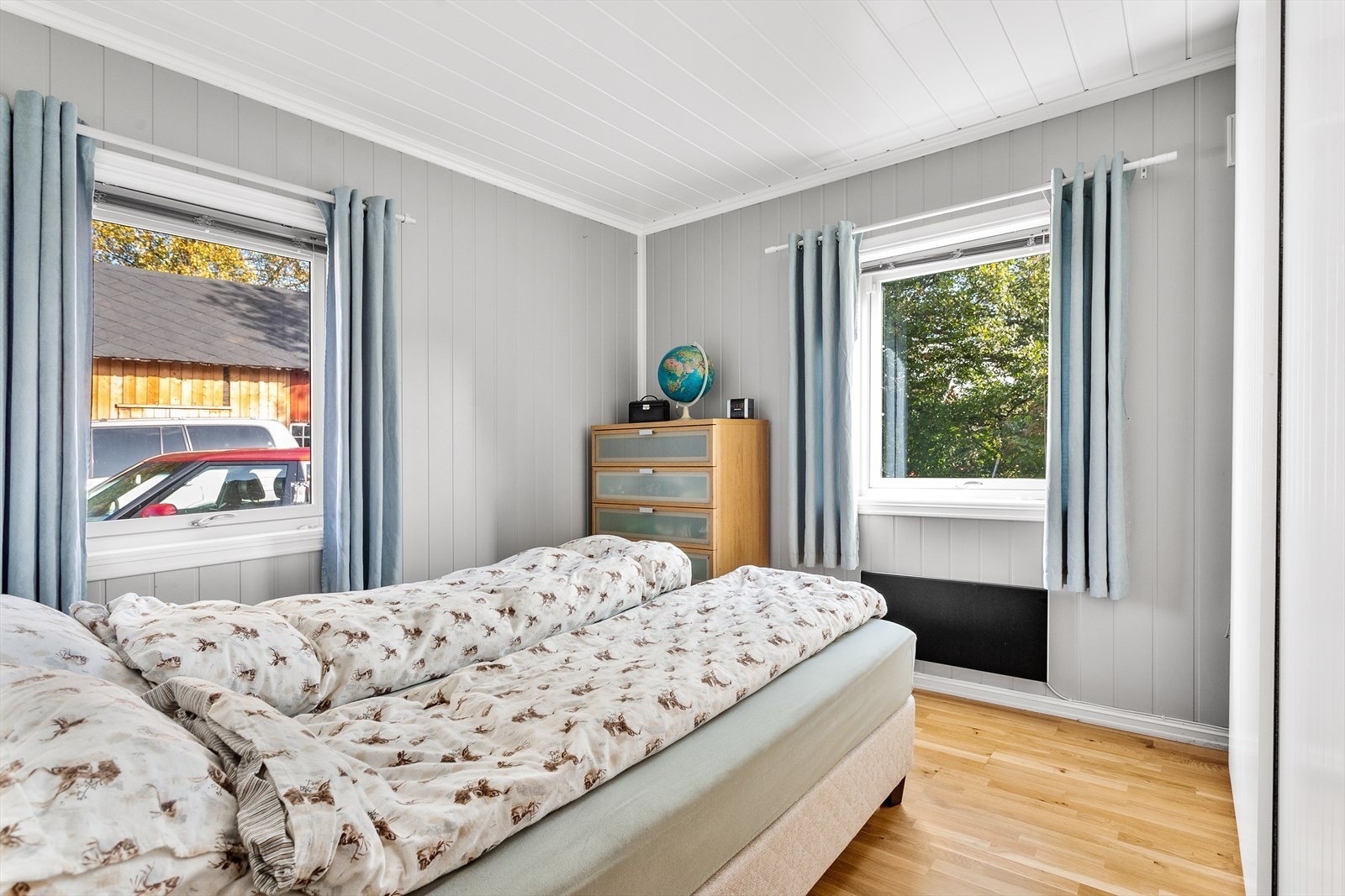 Ett av boligens fire soverom ligger i 1. etasje. Galleribilde