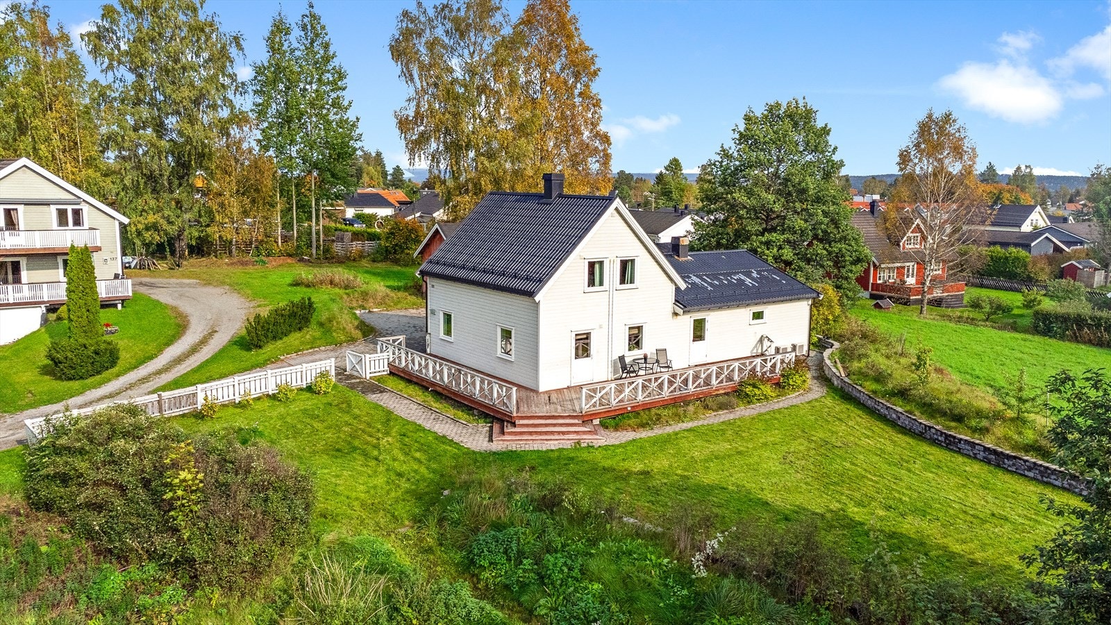 Velstelt og pent opparbeidet hage. Galleribilde