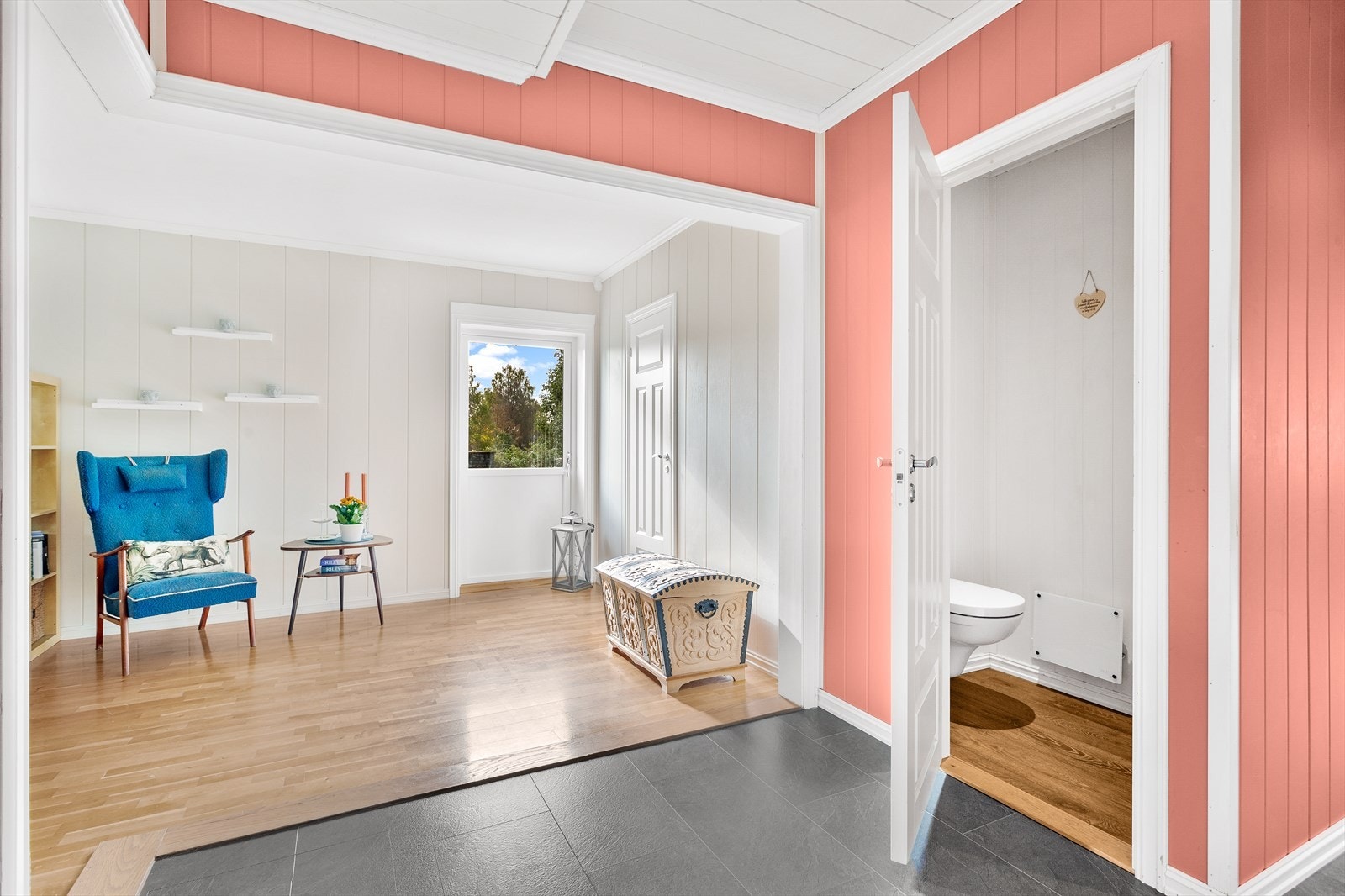 Praktisk gjestetoalett med tilgang fra gangen. Galleribilde