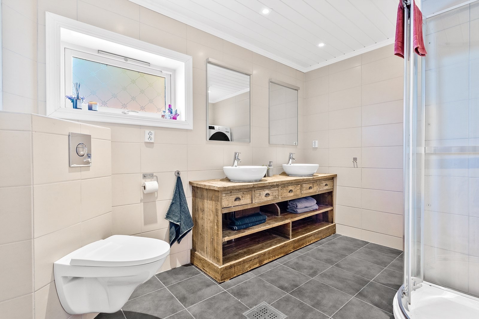 Stort flislagt bad delikat oppusset i 2012. Galleribilde