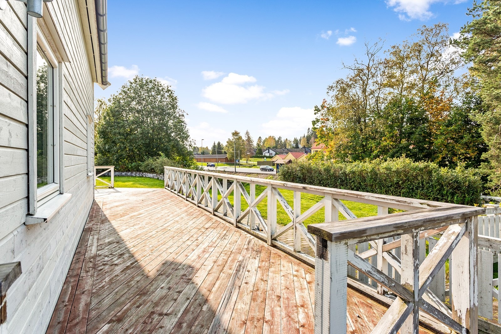 Herfra går det trapp den til den inngjerdede hagen og til den brosteinsbelagte gårdsplassen. Galleribilde