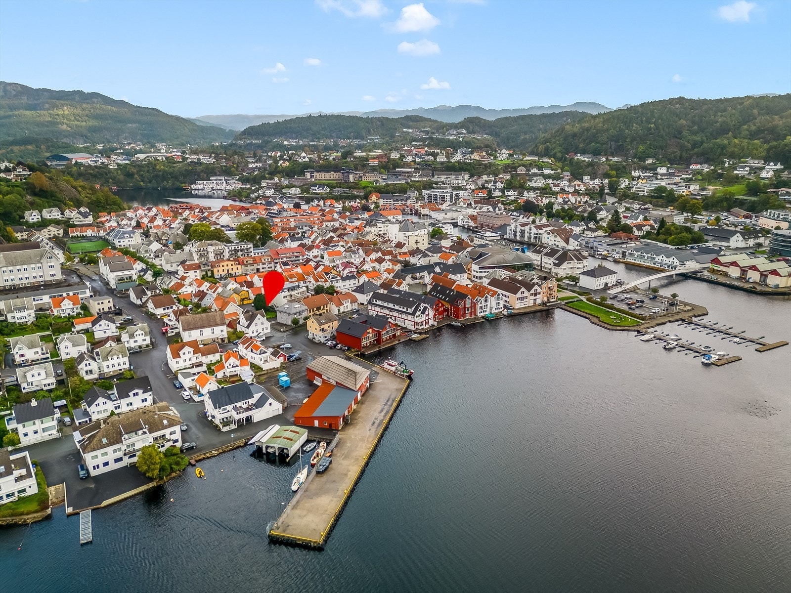 Eiendommen ligger i Flekkefjord sentrum med gangavstand til bykjernen, brygge og sjø! Galleribilde
