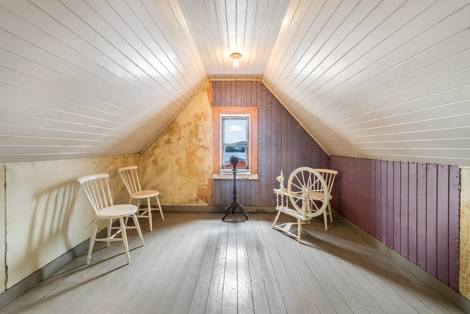 Øverste etasje består av diverse store loftsrom med stort potensiale. I kneveggene er det god plass til oppbevaring i samtlige rom. Galleribilde